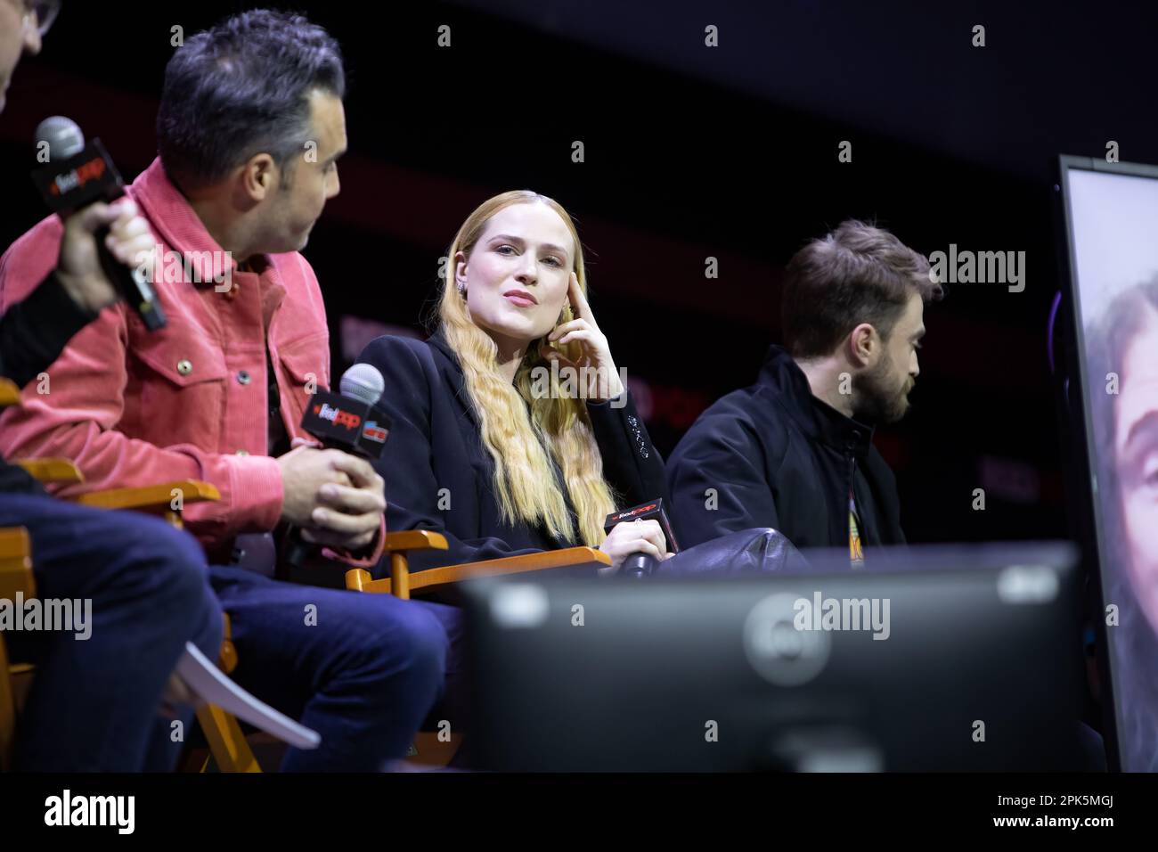 Strano: Al Yankovic Story vede Daniel Radcliffe & Evan Rachel Wood al NYCC 2022 Foto Stock