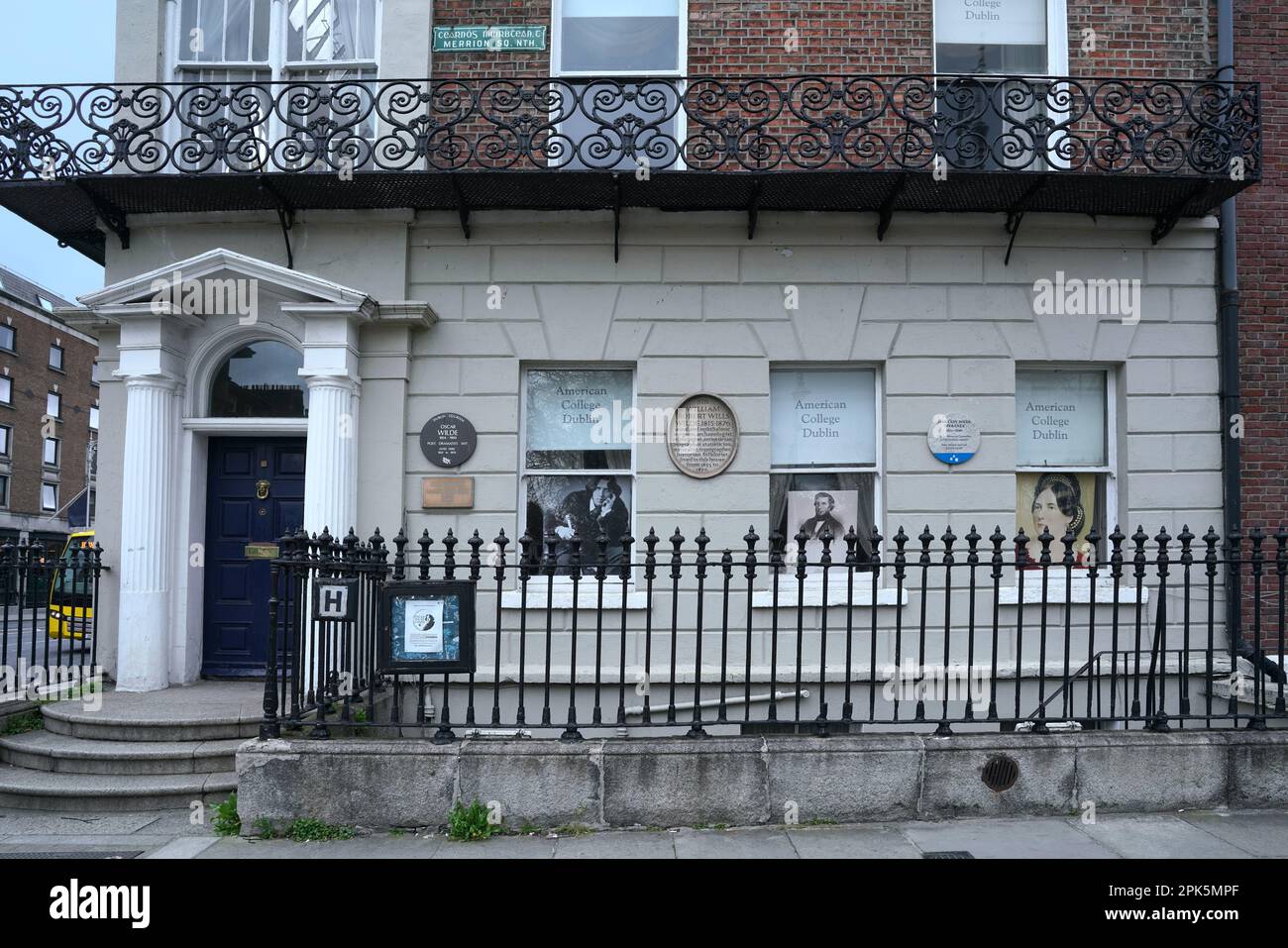 La casa dove Oscar Wilde visse mentre cresceva, sul Merrion Square Park a Dublino Foto Stock