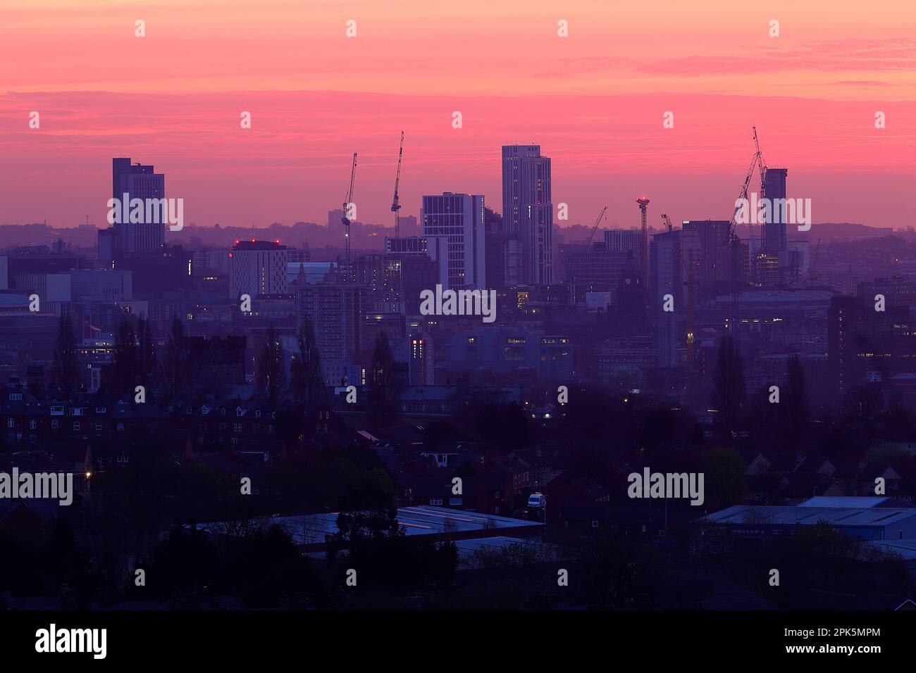 Vista dello skyline di Leeds all'alba Foto Stock