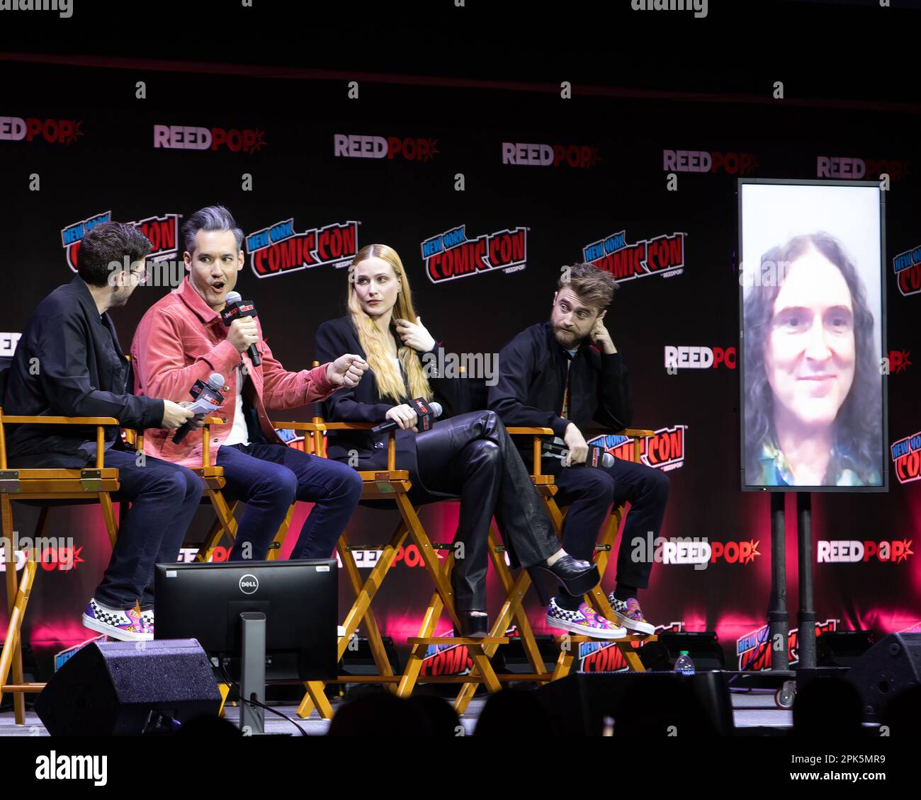 Strano: Al Yankovic Story vede Daniel Radcliffe & Evan Rachel Wood al NYCC 2022 Foto Stock