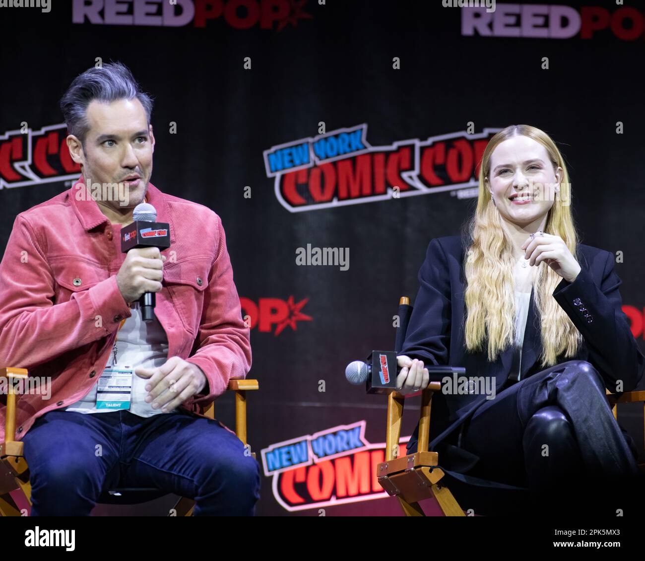 Strano: Al Yankovic Story vede Daniel Radcliffe & Evan Rachel Wood al NYCC 2022 Foto Stock