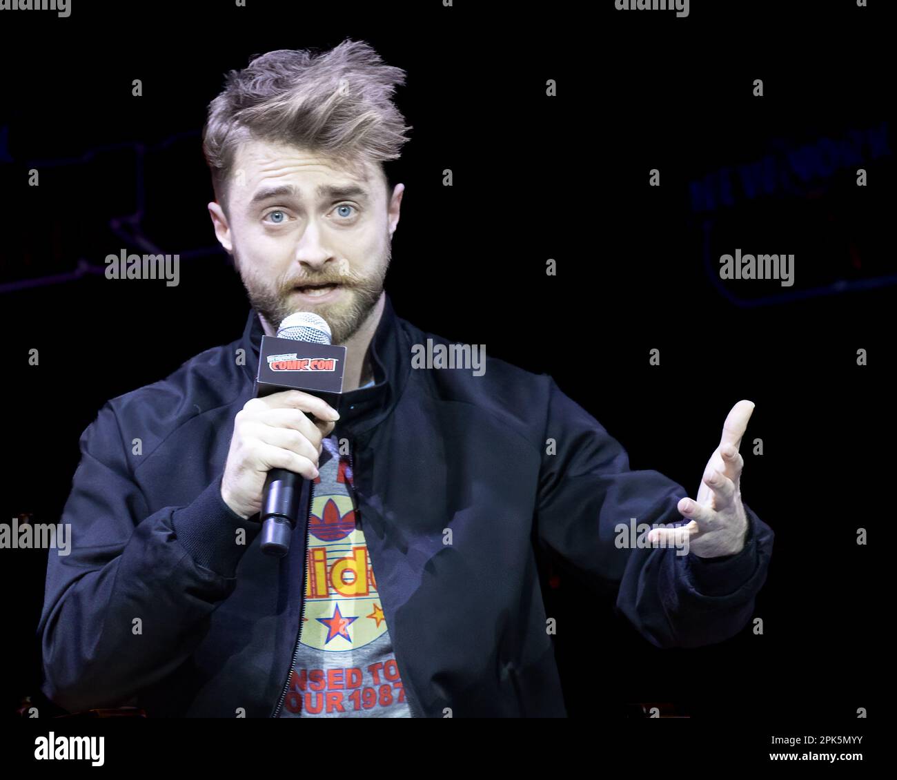 Strano: Al Yankovic Story vede Daniel Radcliffe & Evan Rachel Wood al NYCC 2022 Foto Stock