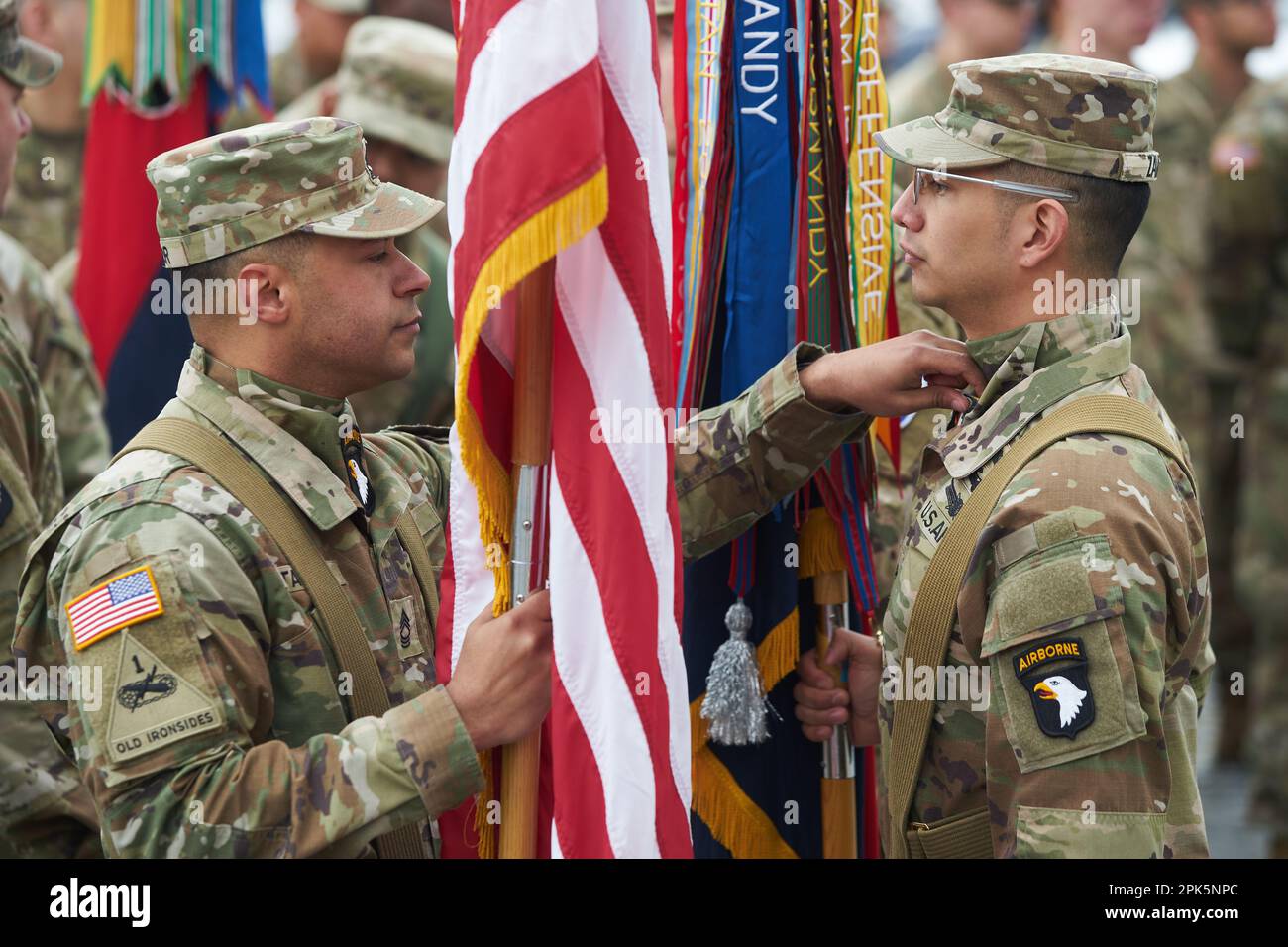 Bucarest, Romania. 5th aprile 2023: I militari americani della 101st Divisione Airborne si preparano per il trasferimento della cerimonia di autorità tra la 101st Divisione Airborne (Air Assault) e la 10th Divisione montagna, entrambe dell'esercito degli Stati Uniti, presso il Monumento degli Eroi della Patria di fronte alla Carol i National Defence University. Credit: Lucian Alecu/Alamy Live News Foto Stock