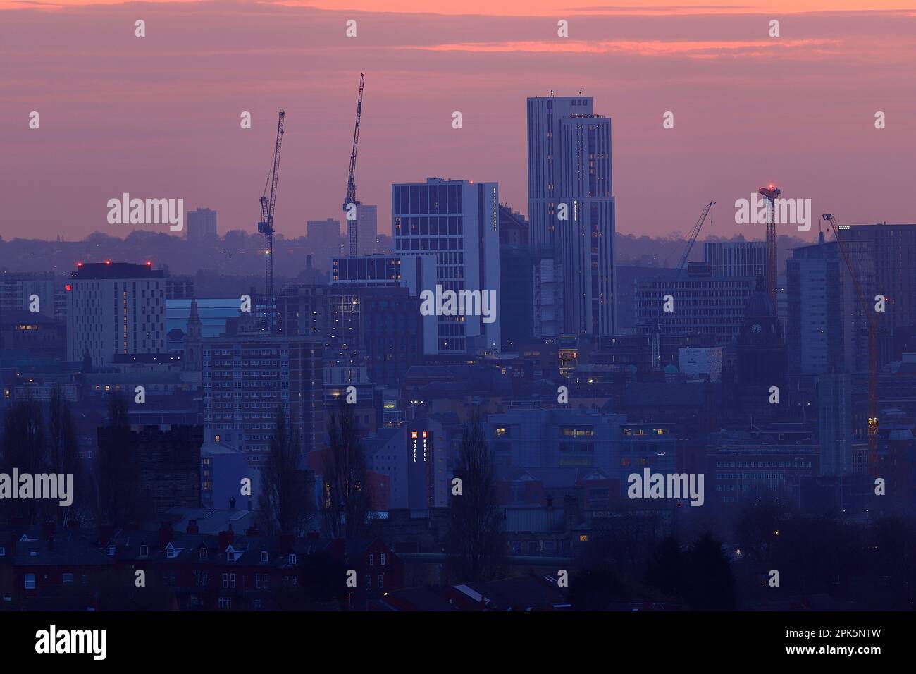 Vista dello skyline del centro di Leeds all'alba Foto Stock