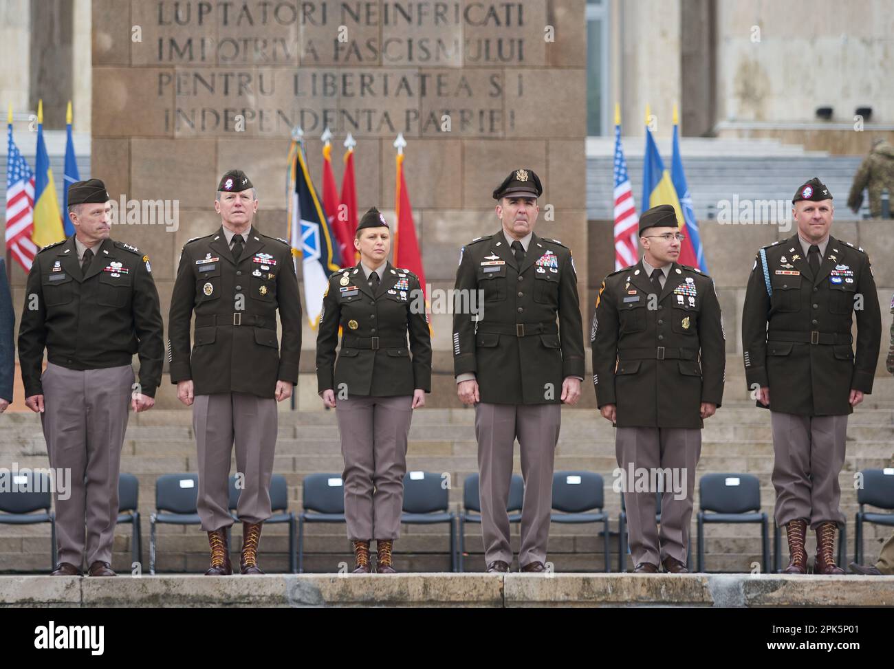 Bucarest, Romania. 5th aprile 2023: Joseph McGee, (2-L), comandante generale maggiore della 101st Divisione Airborne, e Gregory Anderson (C-R), comandante generale maggiore della 10th Divisione montagna, durante la cerimonia di trasferimento dell'autorità tra la 101st Divisione Airborne (Air Assault) e la 10th Divisione montagna, entrambi dell'esercito degli Stati Uniti, Al Monumento degli Eroi della Patria di fronte all'Università Nazionale di Difesa Carol I. Credit: Lucian Alecu/Alamy Live News Foto Stock
