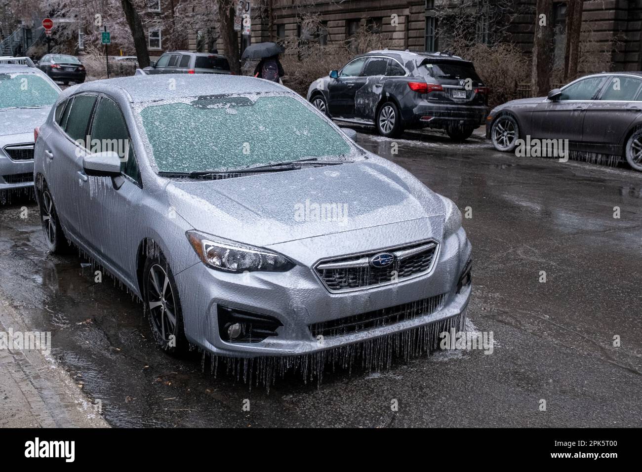 Montreal, CANADA - 5 aprile 2023: Finestrino dell'auto e parabrezza dopo la pioggia gelida. Foto Stock