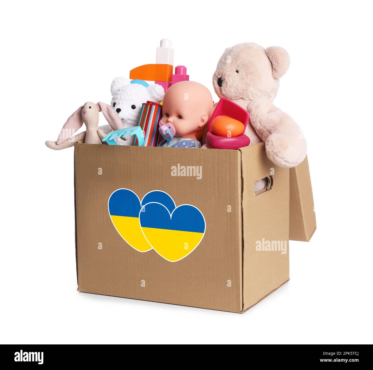 Aiuto umanitario a favore dei rifugiati ucraini. Scatola di donazione piena di diversi giocattoli isolati su bianco Foto Stock