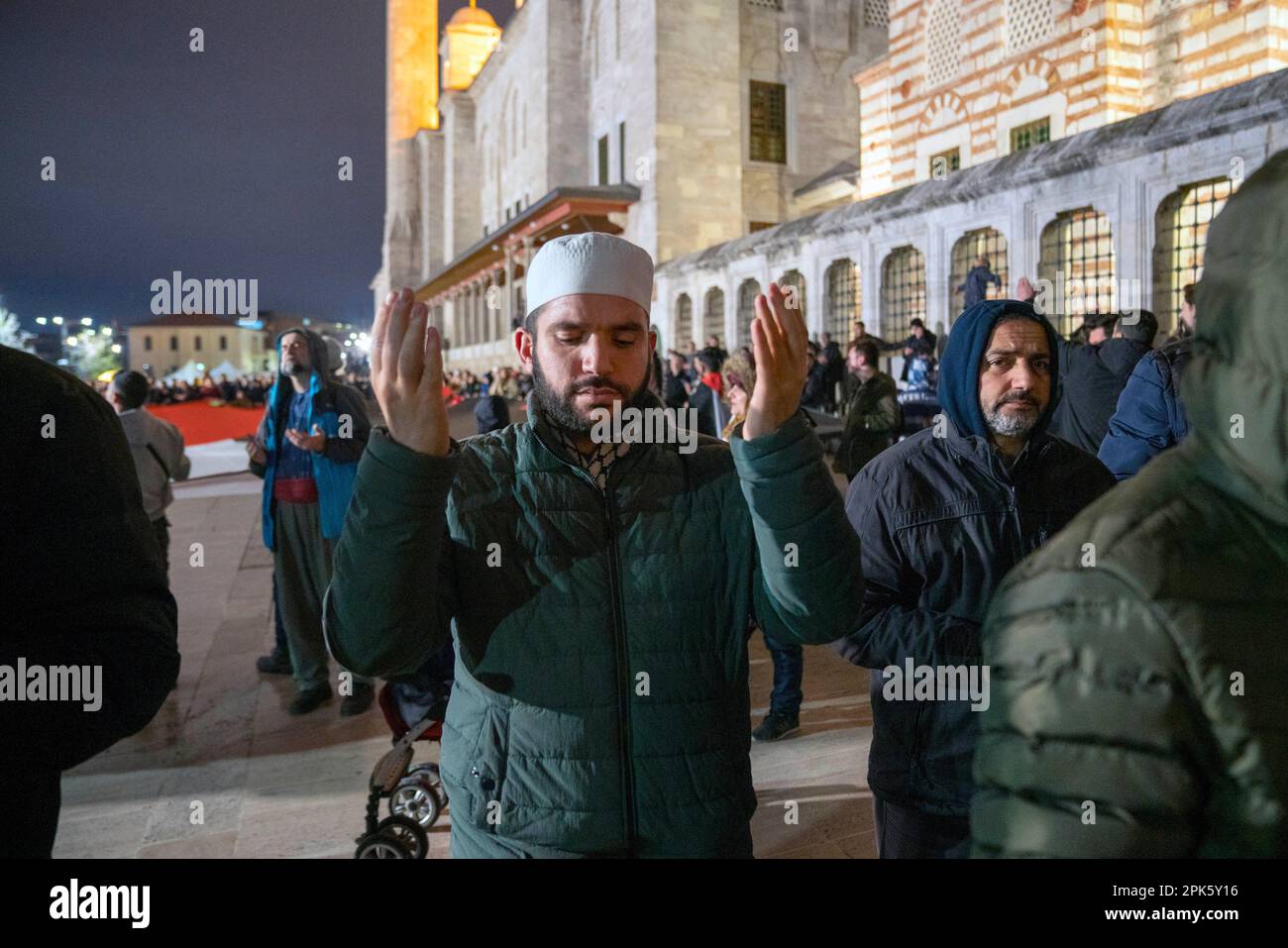 Fatih, Istanbul, Turchia. 5th Apr, 2023. La polizia israeliana ha razziato Masjid al-Aqsa dopo la preghiera tarawih di ieri sera. Attivisti musulmani, hanno protestato nella Moschea di Fatih, Ä stambul l'incursione della polizia israeliana sulla Moschea di al-Aqsa. Un uomo prega durante la protesta. (Credit Image: © Tolga Uluturk/ZUMA Press Wire) SOLO PER USO EDITORIALE! Non per USO commerciale! Foto Stock
