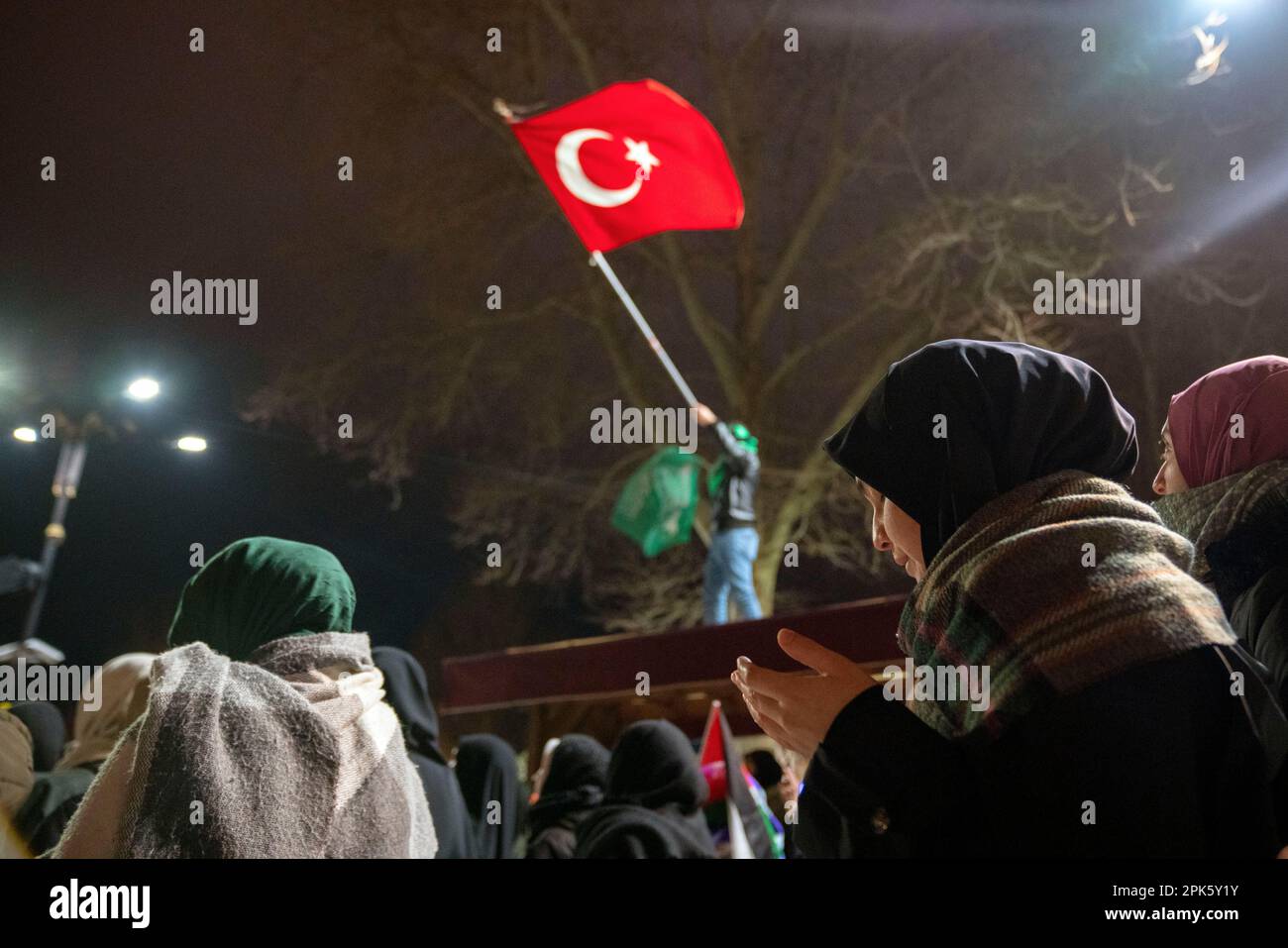 Fatih, Istanbul, Turchia. 5th Apr, 2023. La polizia israeliana ha razziato Masjid al-Aqsa dopo la preghiera tarawih di ieri sera. Attivisti musulmani, hanno protestato nella Moschea di Fatih, Ä stambul l'incursione della polizia israeliana sulla Moschea di al-Aqsa. Un uomo fa ondare una bandiera turca sullo sfondo, mentre una donna prega durante la protesta. (Credit Image: © Tolga Uluturk/ZUMA Press Wire) SOLO PER USO EDITORIALE! Non per USO commerciale! Foto Stock