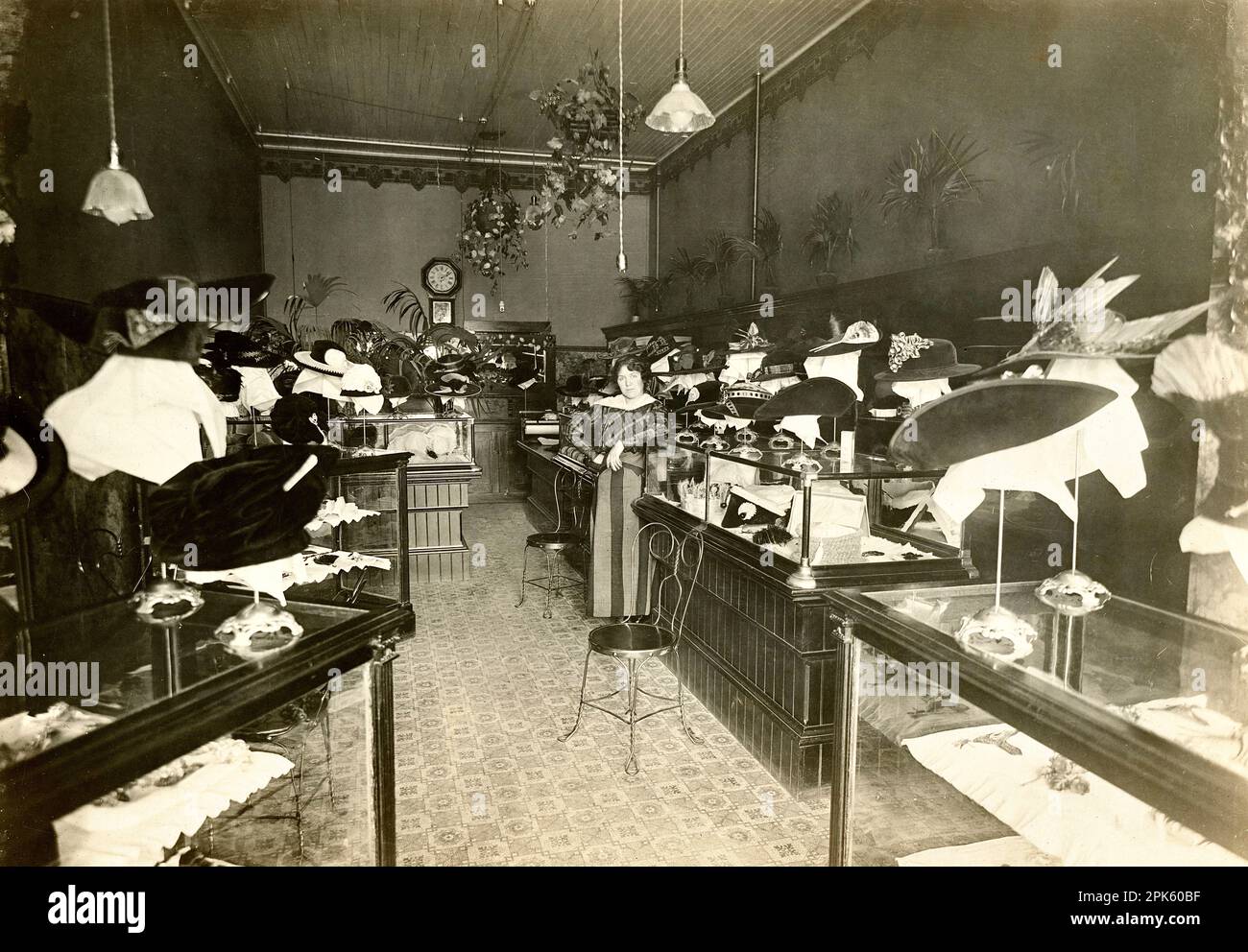 Millinery Shop all'inizio degli anni '1900, interno del negozio di cappelli. Storia della moda femminile. Foto Stock