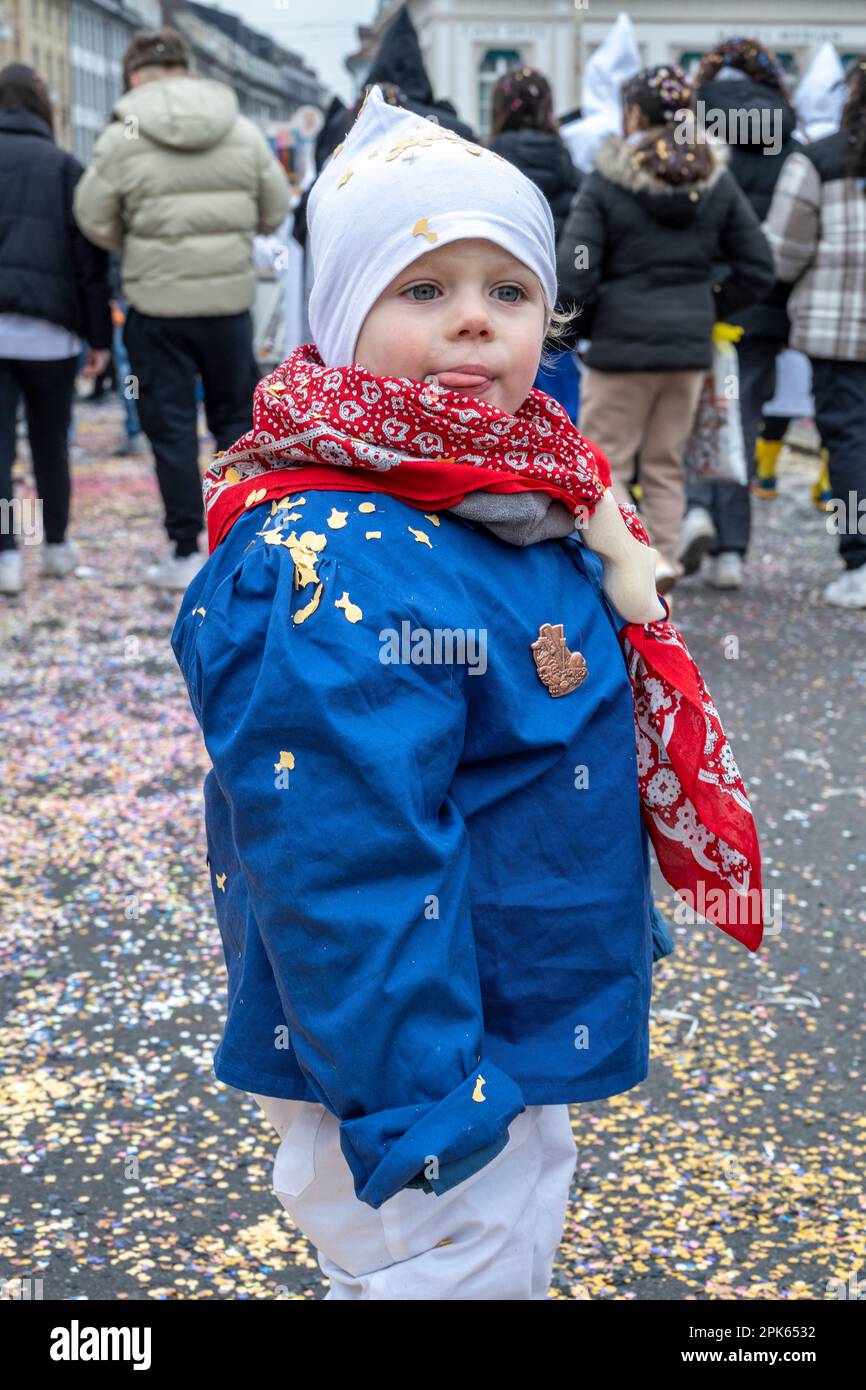 Giovane ragazzo in costume francese alla parata di Basilea Fasnacht in Svizzera Foto Stock