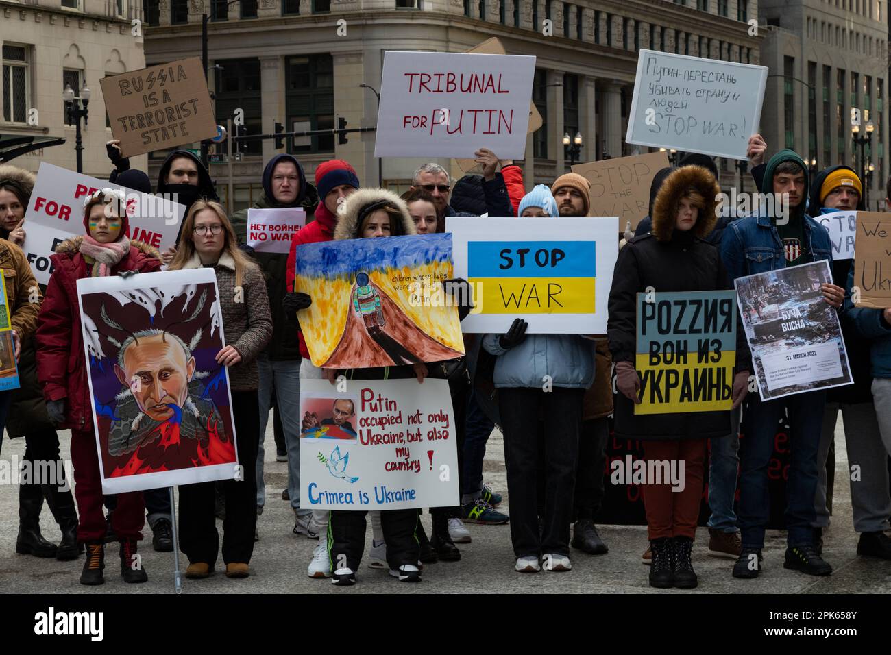 Il 25th febbraio 2023, quando l'invasione dell'Ucraina da parte di Vladimir Putin ha superato il segno di un anno, più di un centinaio di russi dell'area di Chicago si sono incontrati a mezzogiorno di sabato, sotto la statua di Picasso a Daley Plaza per esprimere la loro profonda opposizione al leader russo e disgusto per la sua brutale incursione. Foto Stock