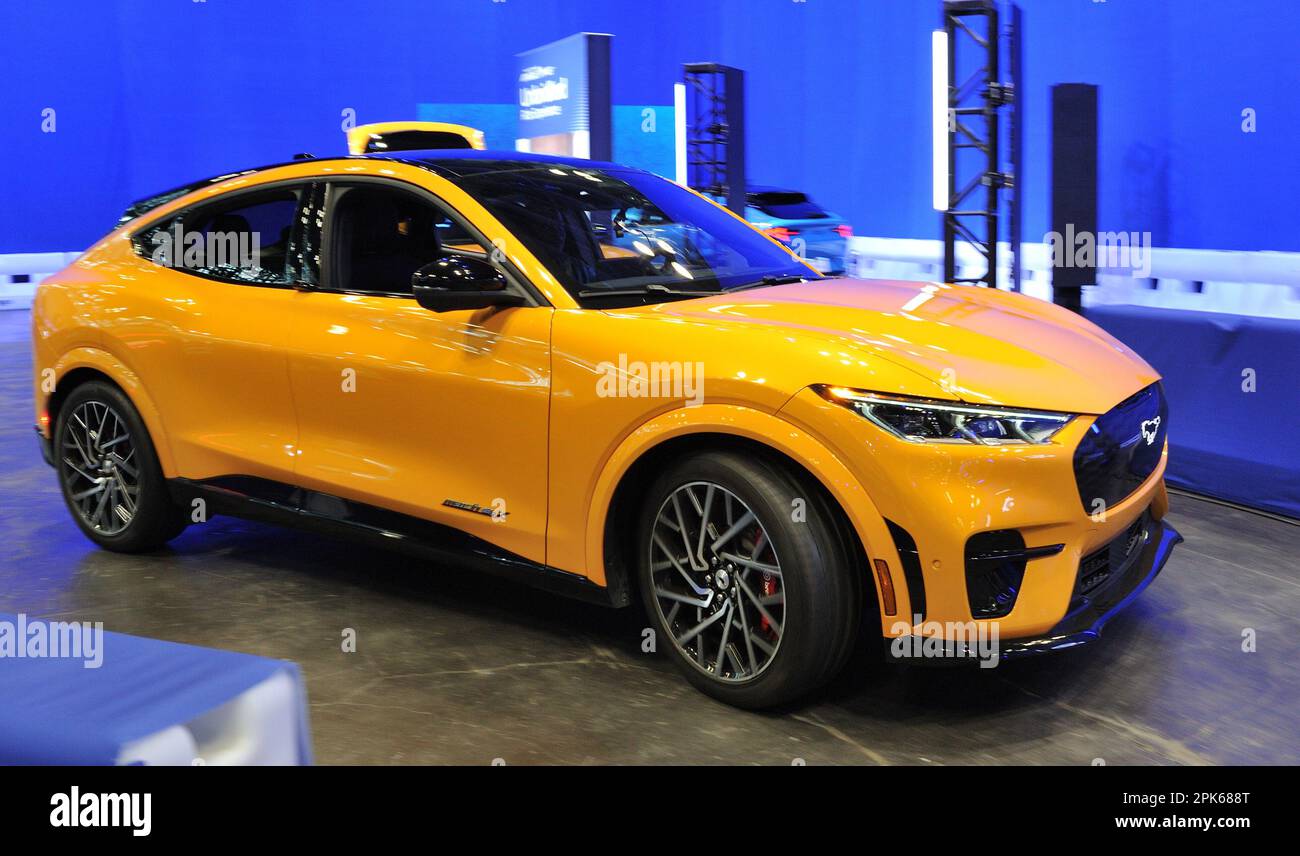 2021 Ford Mustang Mach e GT sulla pista di prova al NY International Auto Show 2023 al Javits Center di New York, NY il 5 aprile 2023. (Foto di Stephen Smith/SIPA USA) Foto Stock