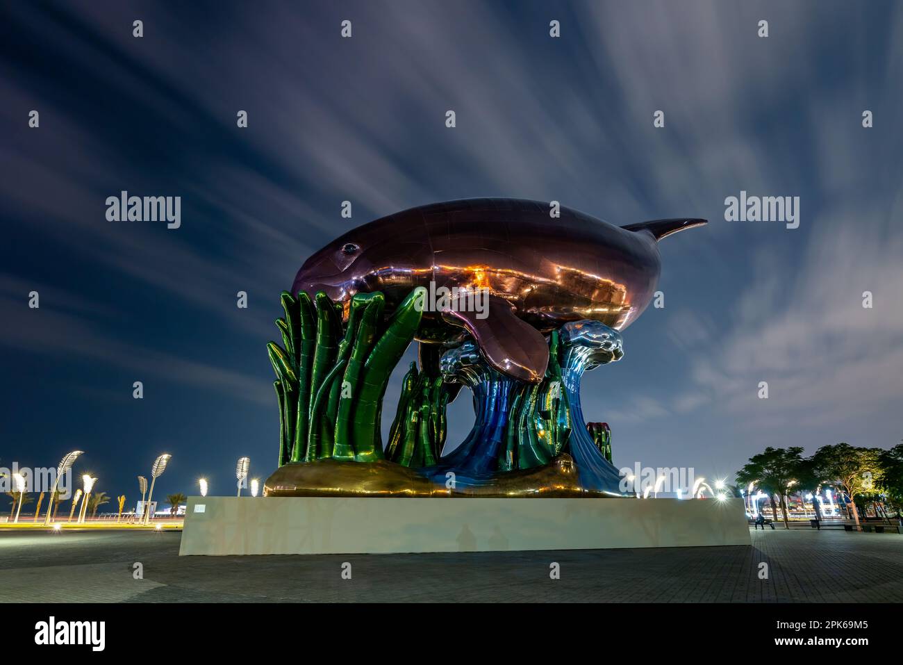 Magnifica scultura di dugongo a Doha Corniche, Doha, Qatar Foto Stock