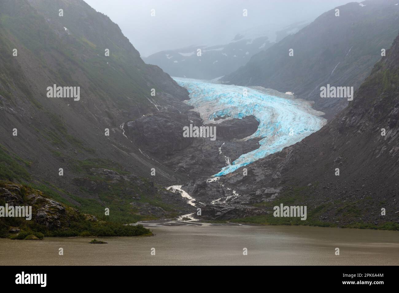 Ghiacciaio Bear nella nebbia di Strohne Lake vicino Stewart, Bear Glacier Provincial Park, British Columbia, Canada. Foto Stock