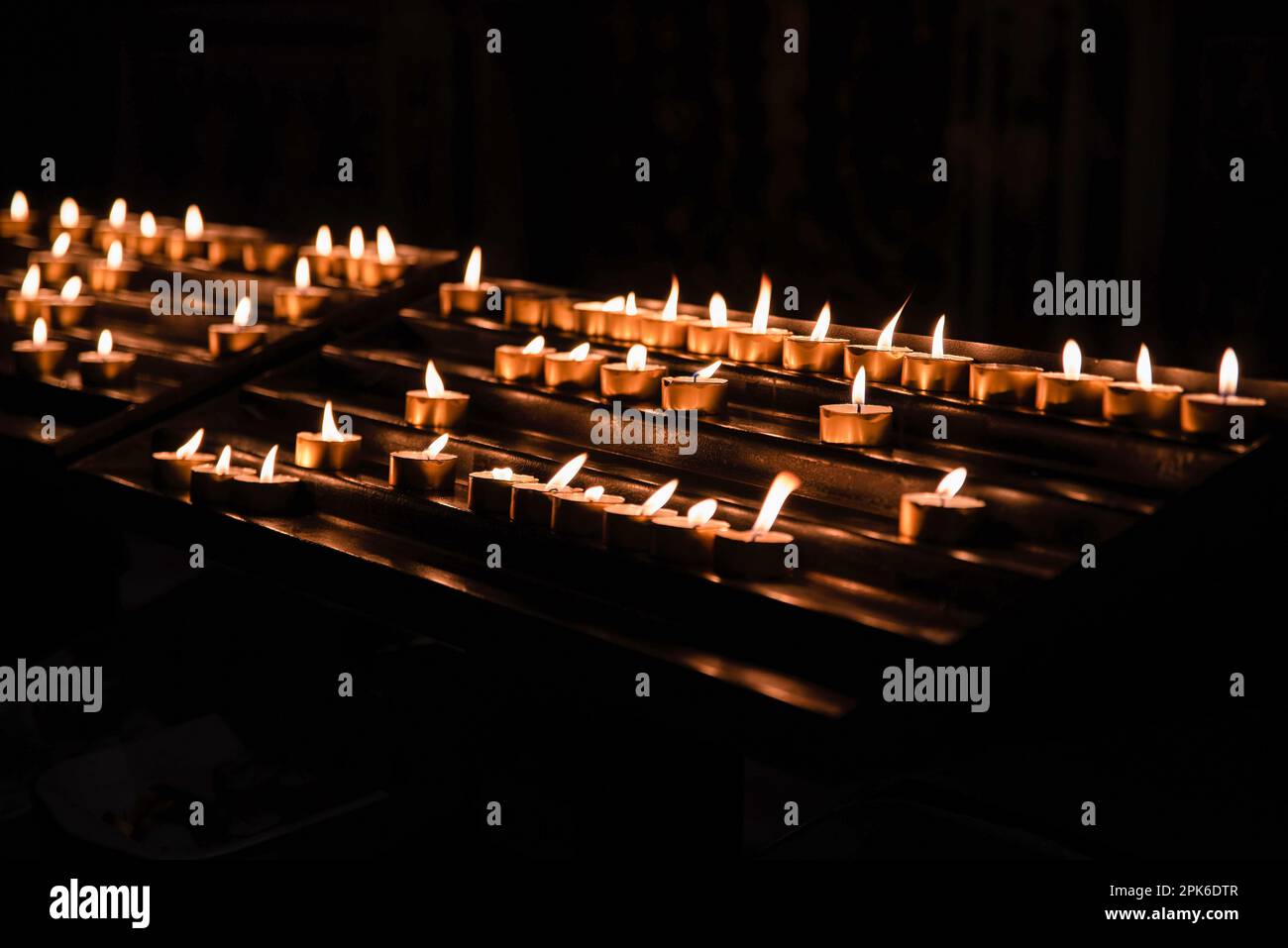 Amalfi, Italia. 05th Apr, 2023. Candele accese dai fedeli che si vedono all'interno della cattedrale della Costiera Amalfitana durante la settimana Santa. Migliaia di fedeli celebrano la settimana più importante dell'anno per la religione cattolica visitando chiese, cattedrali e partecipando alla messa in tutti i paesi del mondo. Credit: SOPA Images Limited/Alamy Live News Foto Stock