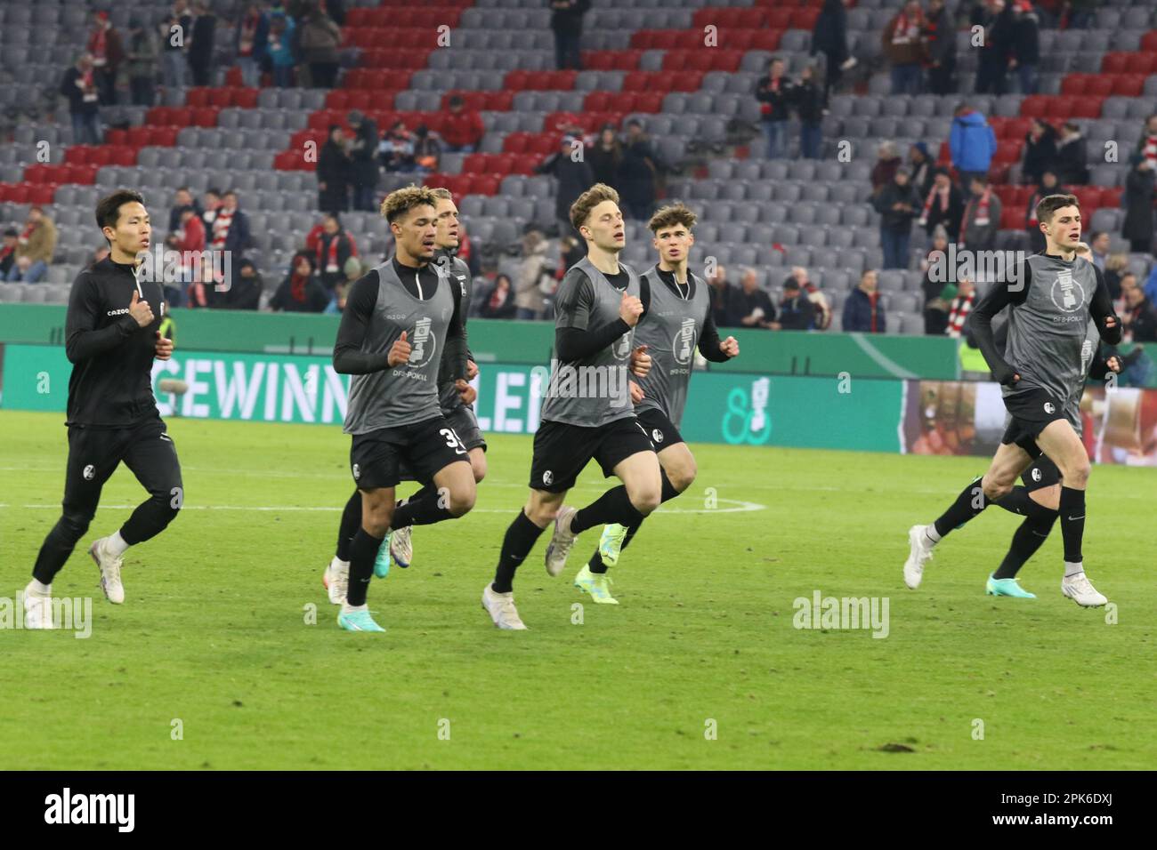 MONACO, GERMANIA - APRILE 04: I giocatori della riserva, tutti i giovani talenti di SC Freiburg durante il warm up, 7 Jonathan SCHMID, 14 Yanik Keitel, 18 Nils PETERSEN, 29 Wooyeonng JEONG, 33, Noah WEISSHAUPT, 34 Marin ROEHL, 35 Kenneth SCHMIDT prima della finale della DFB Cup tra FC Bayern München e SC Freiburg all'Allianz Arena il 04 aprile 2023 a Monaco di Baviera, Germania.DFB-Pokal - Coppa DFB - partita di calcio tra FC Bayern Muenchen e SC FREIBURG a Monaco di Baviera il 4. 2023 aprile 1:2 - DFB Fussball, (Foto e copyright @ ATP images/Arthur THILL (THILL Arthur/ATP/SPP) Foto Stock