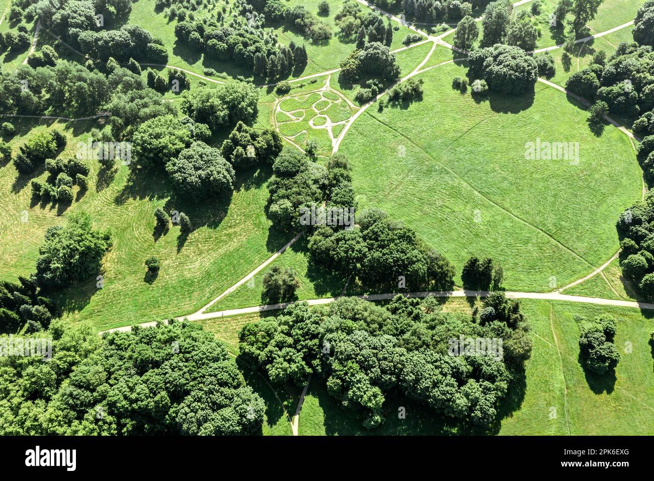 parco estivo con alberi verdi, prato e sentieri. vista aerea dall'alto. Foto Stock