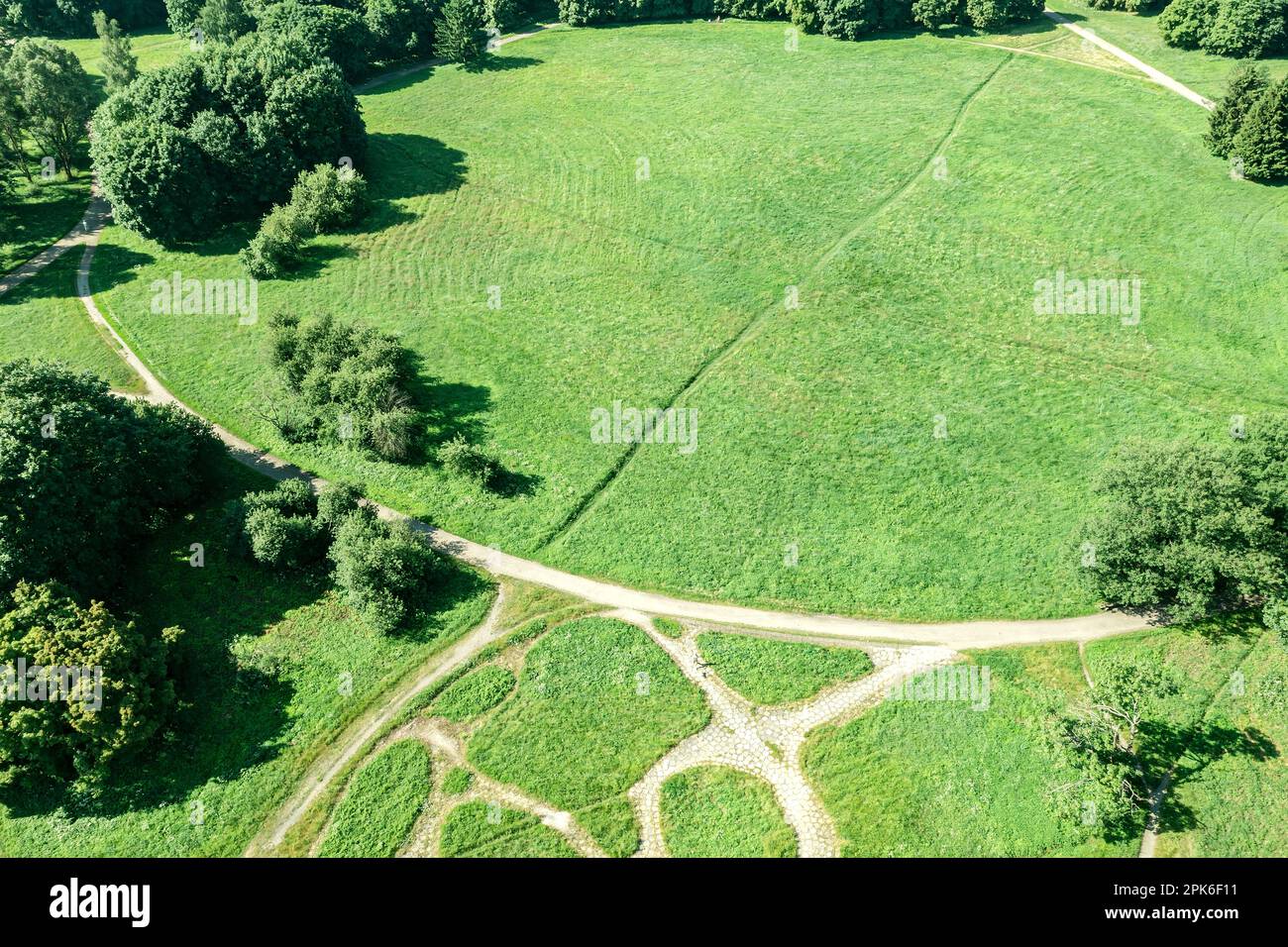 vista aerea del parco estivo con alberi verdi, prati e sentieri per passeggiate Foto Stock