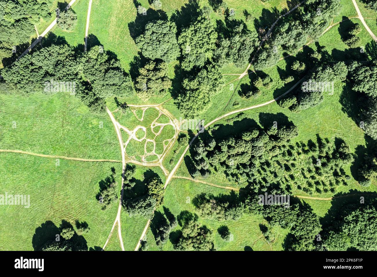 parco estivo con alberi verdi, prato e sentieri. vista dall'alto dell'antenna. Foto Stock