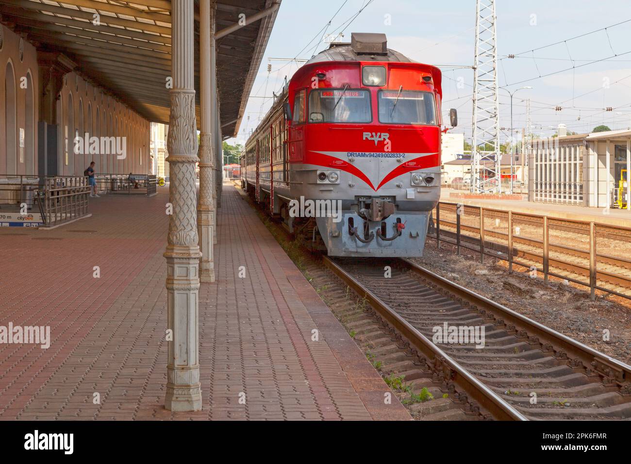 Vilnius, Lituania - Giugno 12 2019: Treno DR1 alla stazione ferroviaria di Vilnius (in lituano: Vilniaus geležinkelio stotis) prodotto da Rīgas Vagonbūves Rū Foto Stock