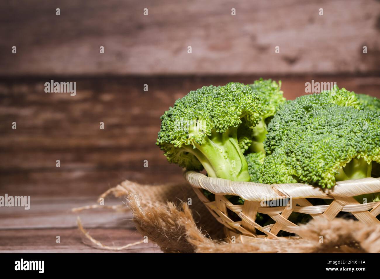 Piccoli broccoli tagliati isolati su sfondo bianco e spazio di copia Foto Stock