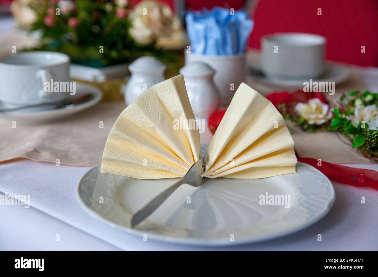 Tavolino con tovaglia Foto Stock