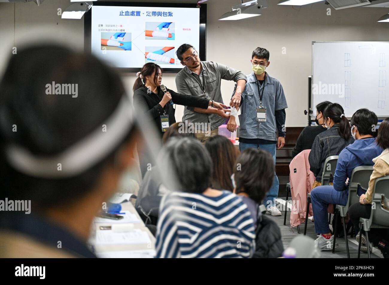 Taipei, Taiwan. 25th Mar, 2023. I docenti insegnano il primo soccorso in un corso di formazione per la difesa civile tenuto dall'Accademia Kuma a Taipei, Taiwan il 25 marzo 2023. L'interesse per la formazione è cresciuto in modo significativo nell'ultimo anno sulla scia delle continue minacce della Cina e dell'invasione russa dell'Ucraina. Foto di Thomas Maresca/UPI Credit: UPI/Alamy Live News Foto Stock