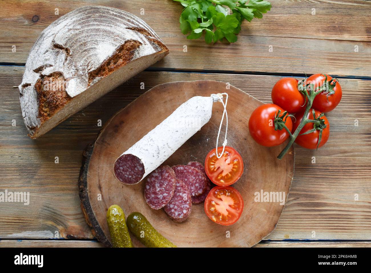 Snack con salame, cetriolo e pomodoro Foto Stock
