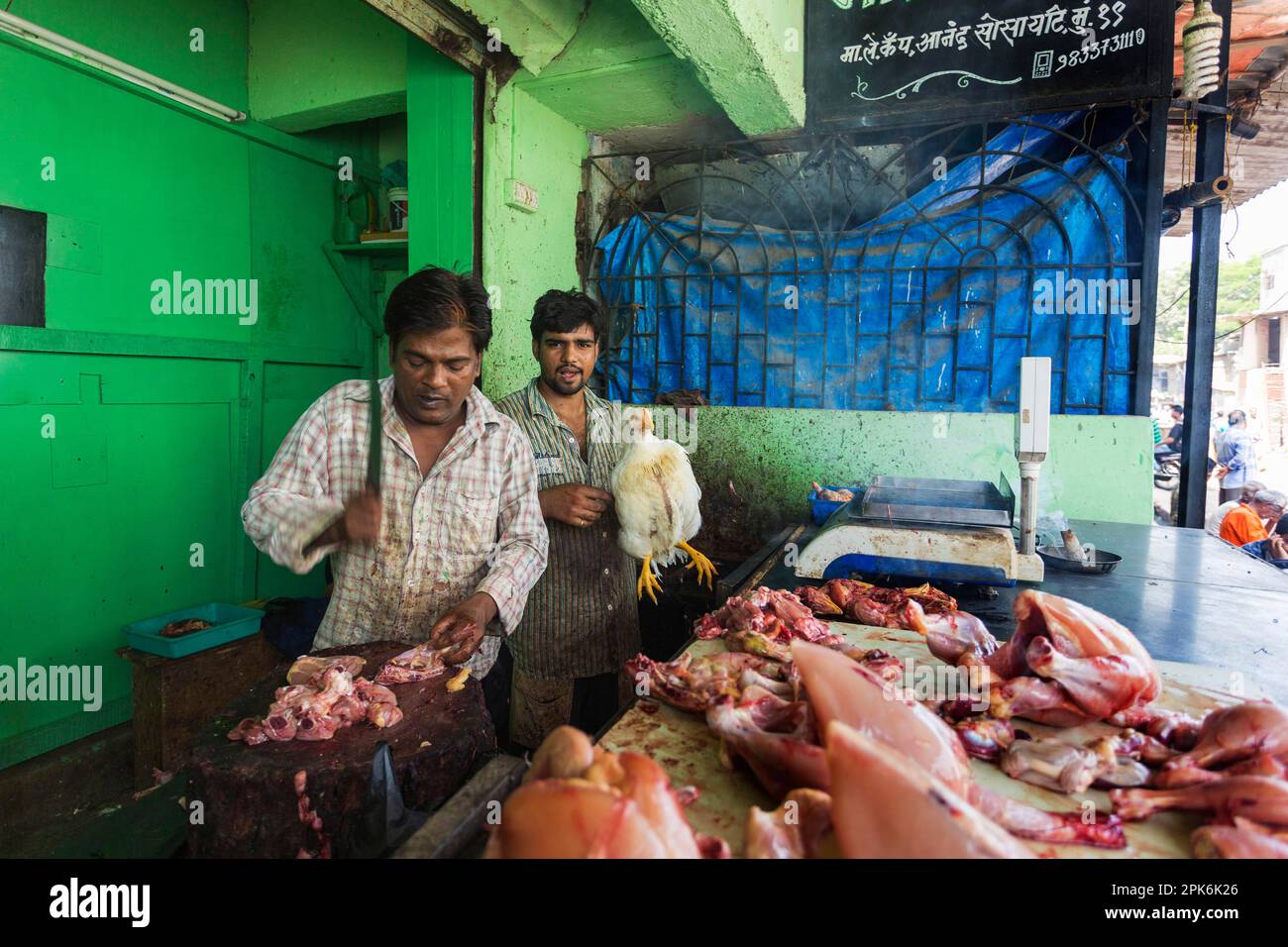 Macello di pollame, polli che vengono tagliati presso la stalla del mercato, Dharavi slum, Mumbai, Maharashtra, India Foto Stock