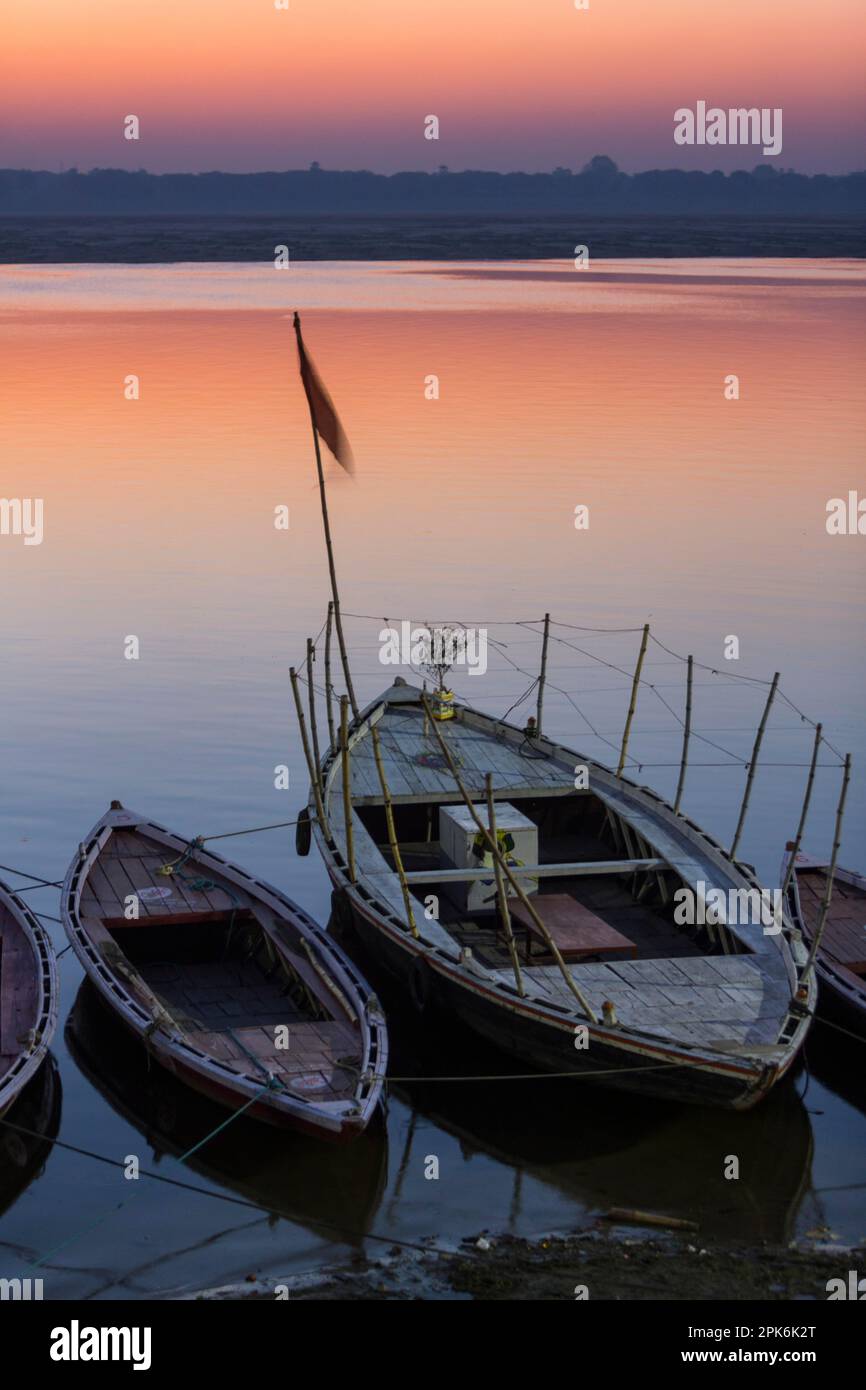 Alba sul fiume Santo Ganges a Varanasi, Utttar Pradesh, India Foto Stock