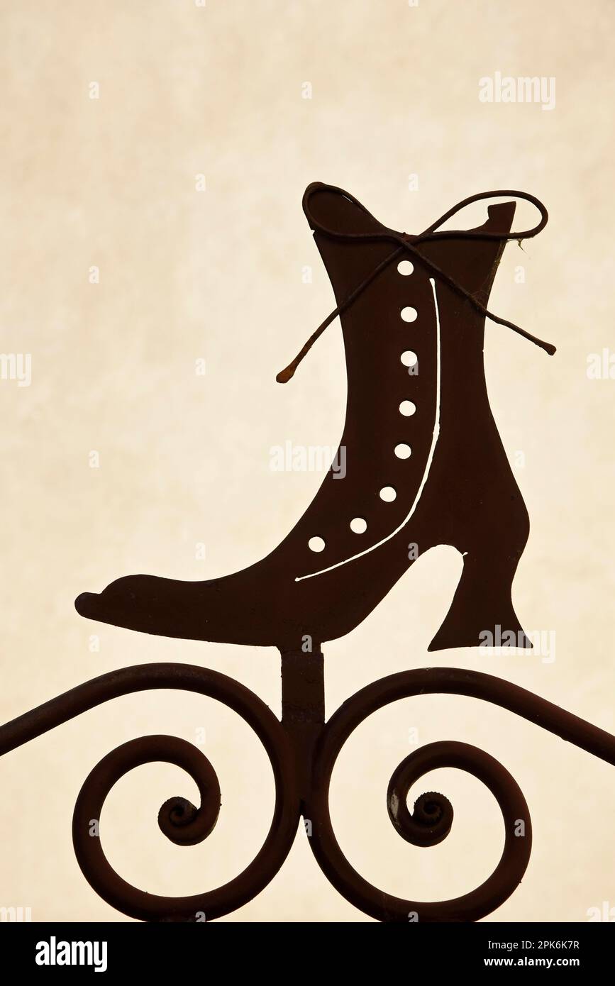 Stivali da donna, stivali, ferro battuto, scudo, scarpa, Pelletteria, Radda in Chianti, provincia di Siena, Toscana, Italia Foto Stock