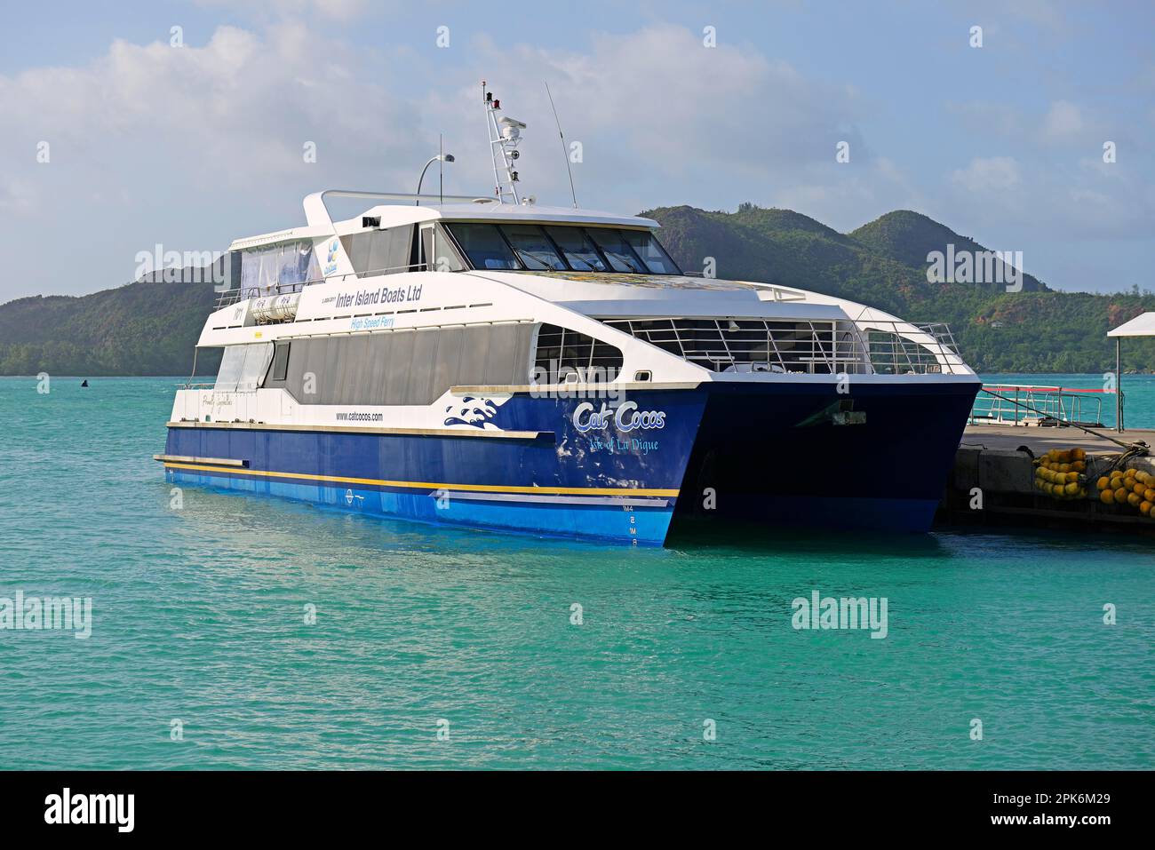 Catamarano traghetto dell'operatore Cat Cocos nel porto di Praslin Island, Seychelles Foto Stock