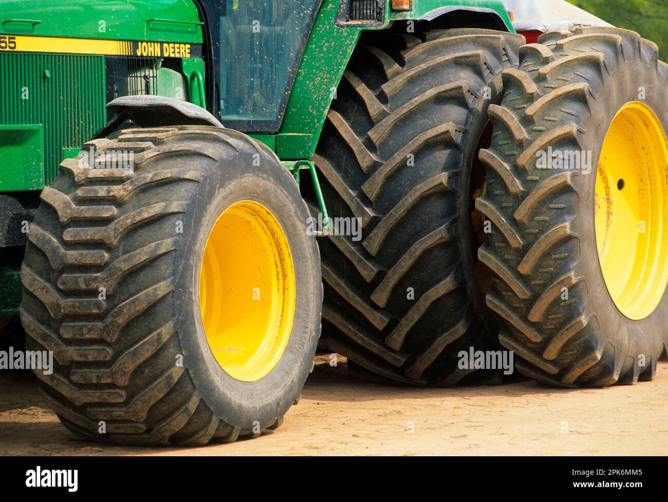 Macchine agricole, ruote grandi sui trattori John Deere, Svezia Foto Stock