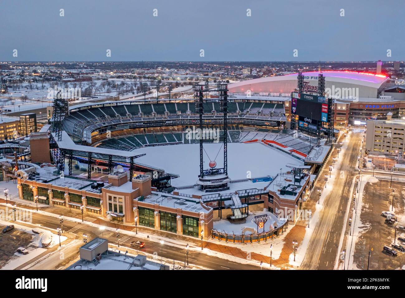 Detroit, Michigan, centro di Detroit dopo il tramonto. Comerica Park, sede della squadra di baseball dei Detroit Tigers, è in primo piano. Oltre a questo è Ford Foto Stock