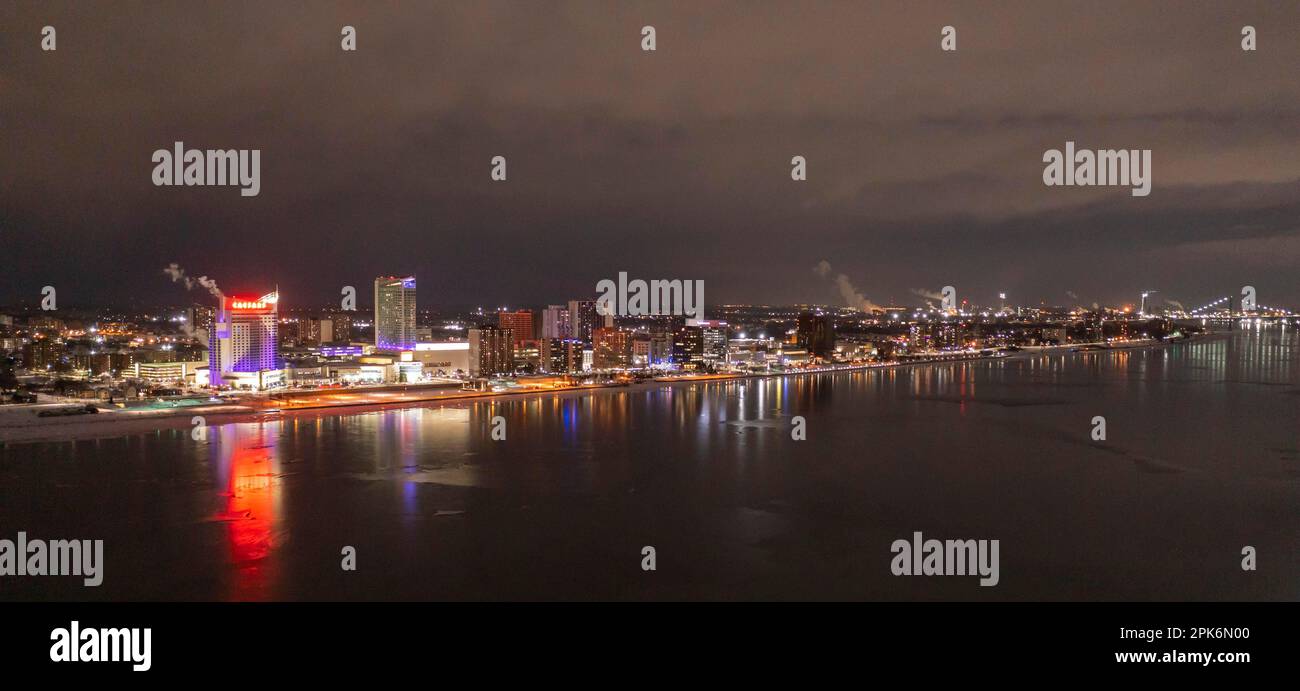 Windsor, Ontario, Canada, lo skyline della città sul fiume Detroit, visto dall'altra parte del fiume di Detroit. Il Caesars Casino e' l'alto edificio sul Foto Stock