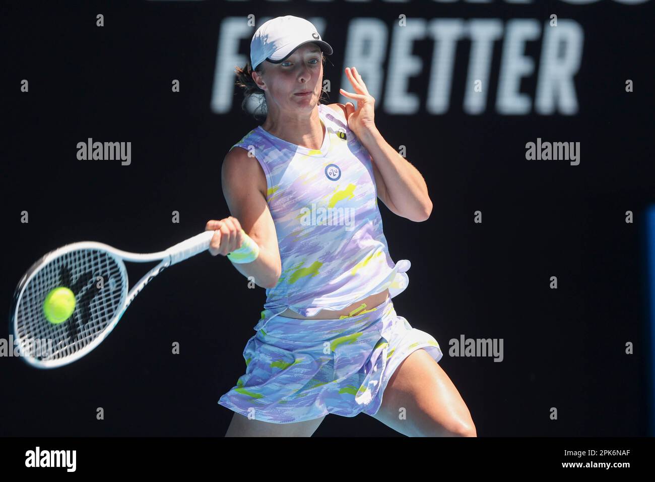 Il tennista polacco IgA Swiatek gioca un tiro di fronte durante il torneo Australian Open 2022 al Melbourne Park, Melbourne, Victoria, Australia. Foto Stock