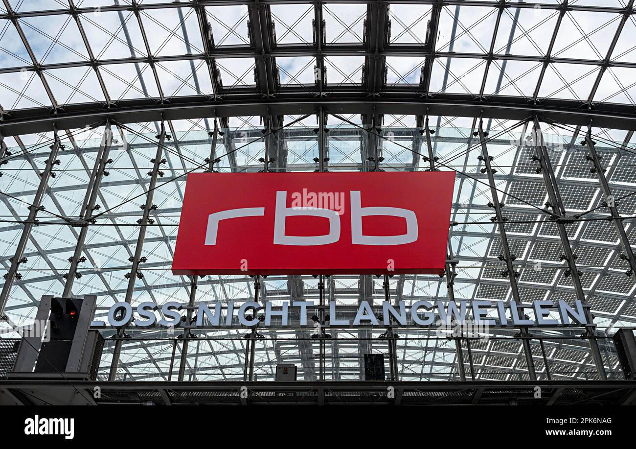 RBB reklame am Berliner stazione ferroviaria centrale, Berlino, Germania Foto Stock
