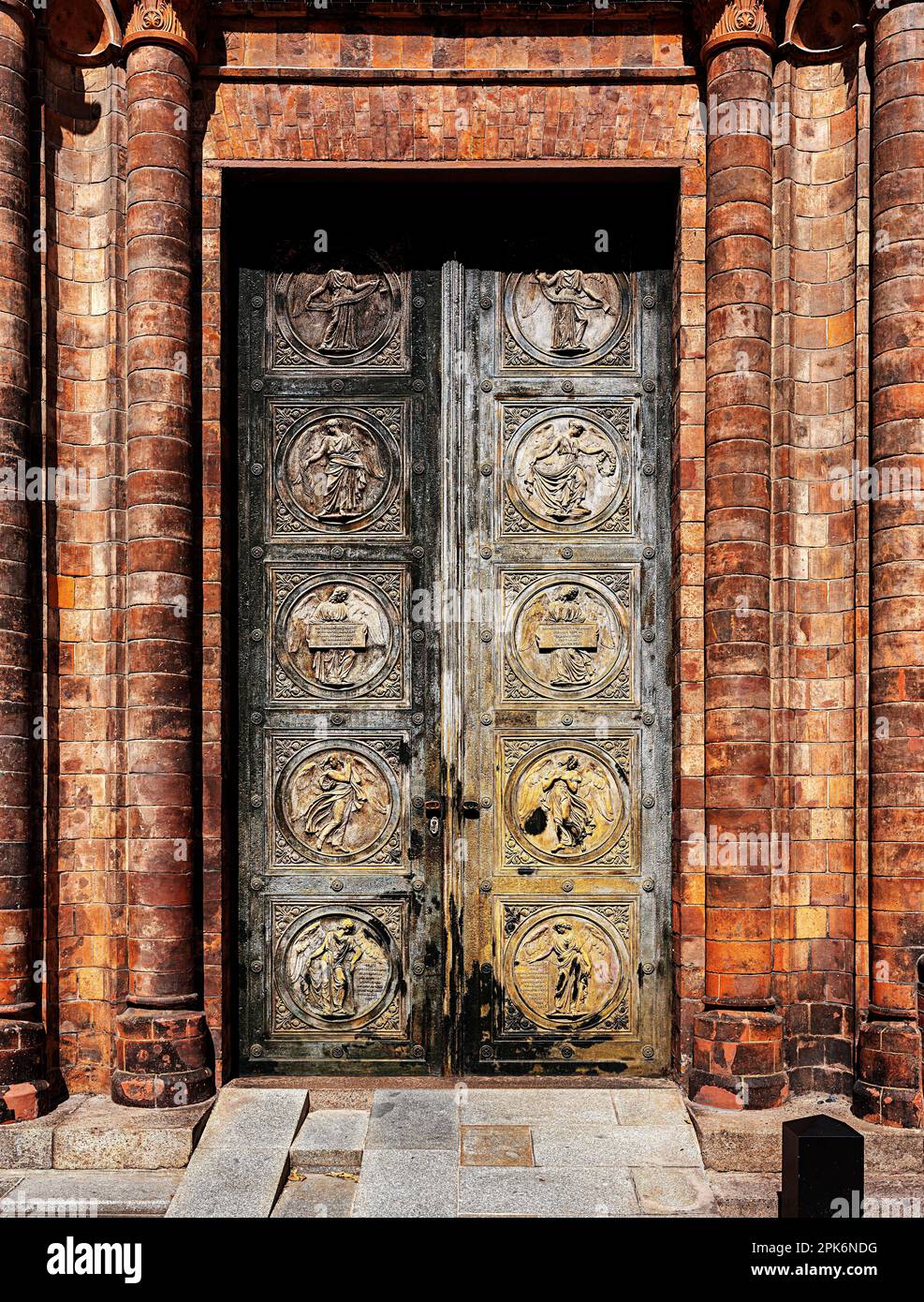 Portale con medaglioni a bassorilievo, Chiesa di Friedrichwerdersche, Werderscher Markt, Berlino, Germania Foto Stock