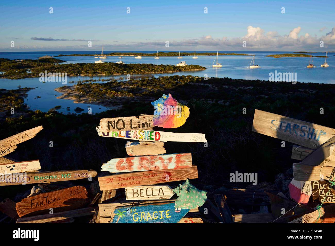 Cartello foresta su Boo Boo Hill, Warderick Wells, Bahamas e Exuma Cays Land and Sea National Park, Bahamas Foto Stock