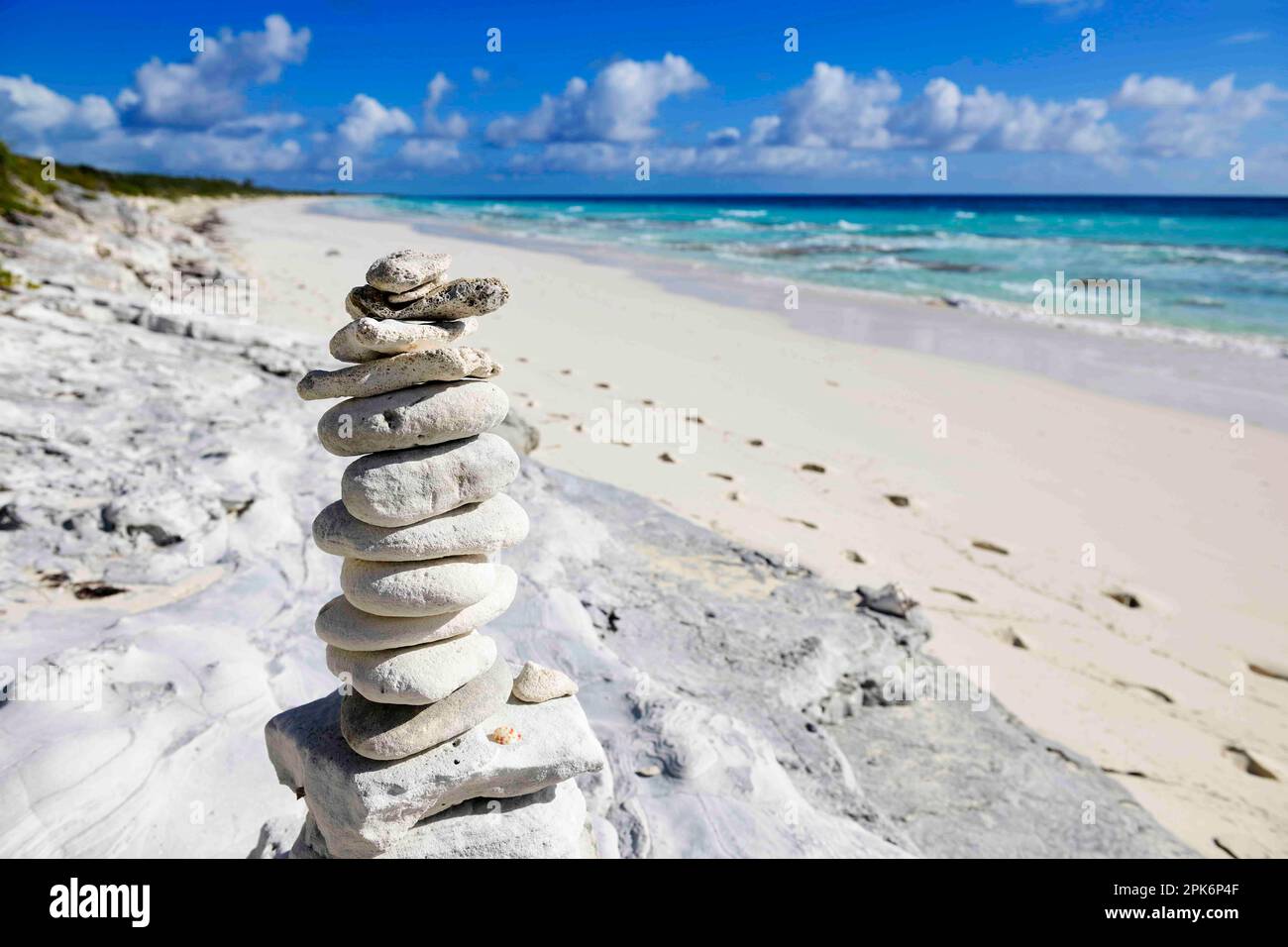 Stone Man sulla spiaggia di Highbourne Cay, Exuma Cays, Bahamas Foto Stock