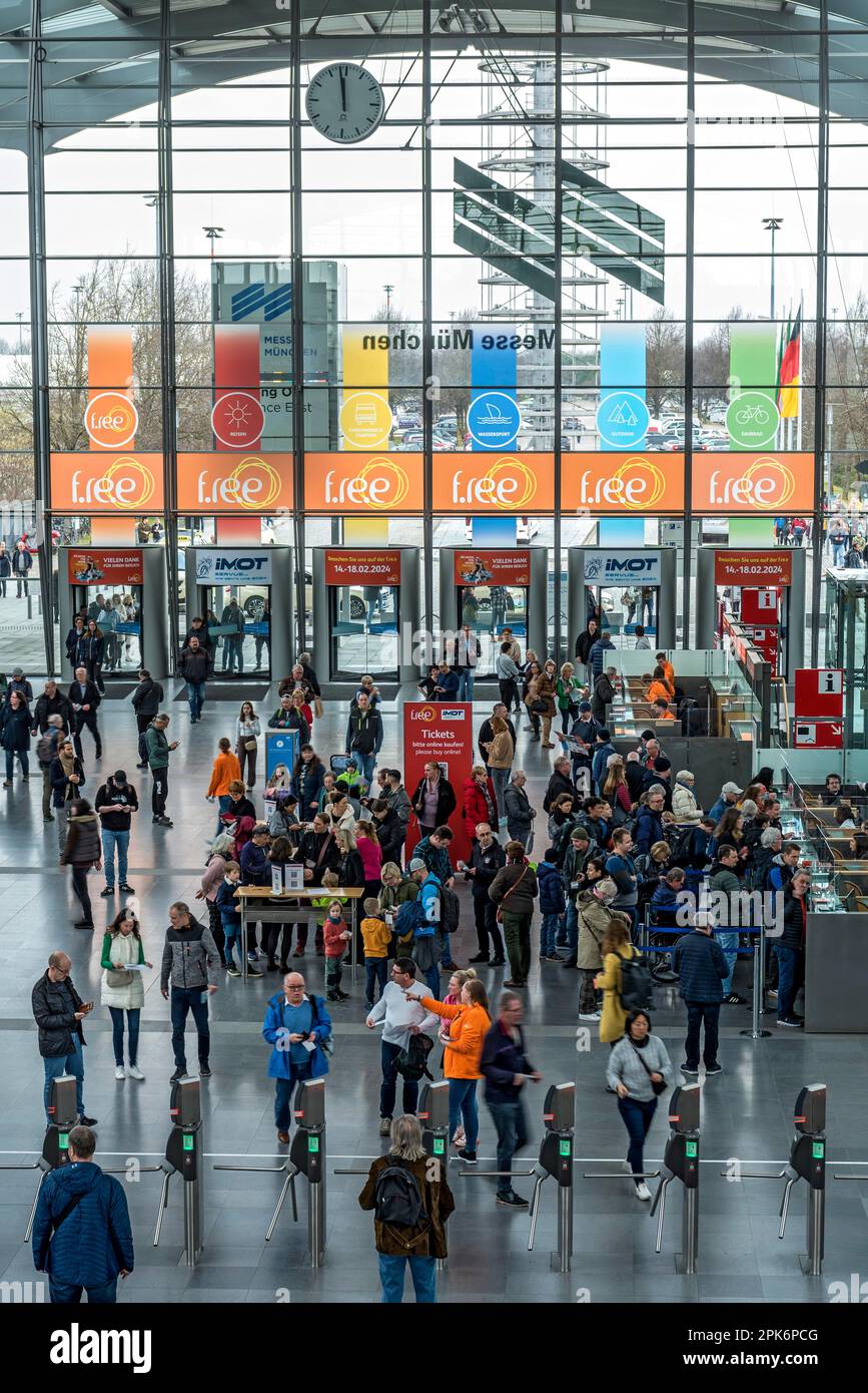 Persone nella sala d'ingresso, ingresso est a f.re.e, Fiera per il tempo libero esperienza di viaggio, così come iMOT mostra internazionale moto Foto Stock