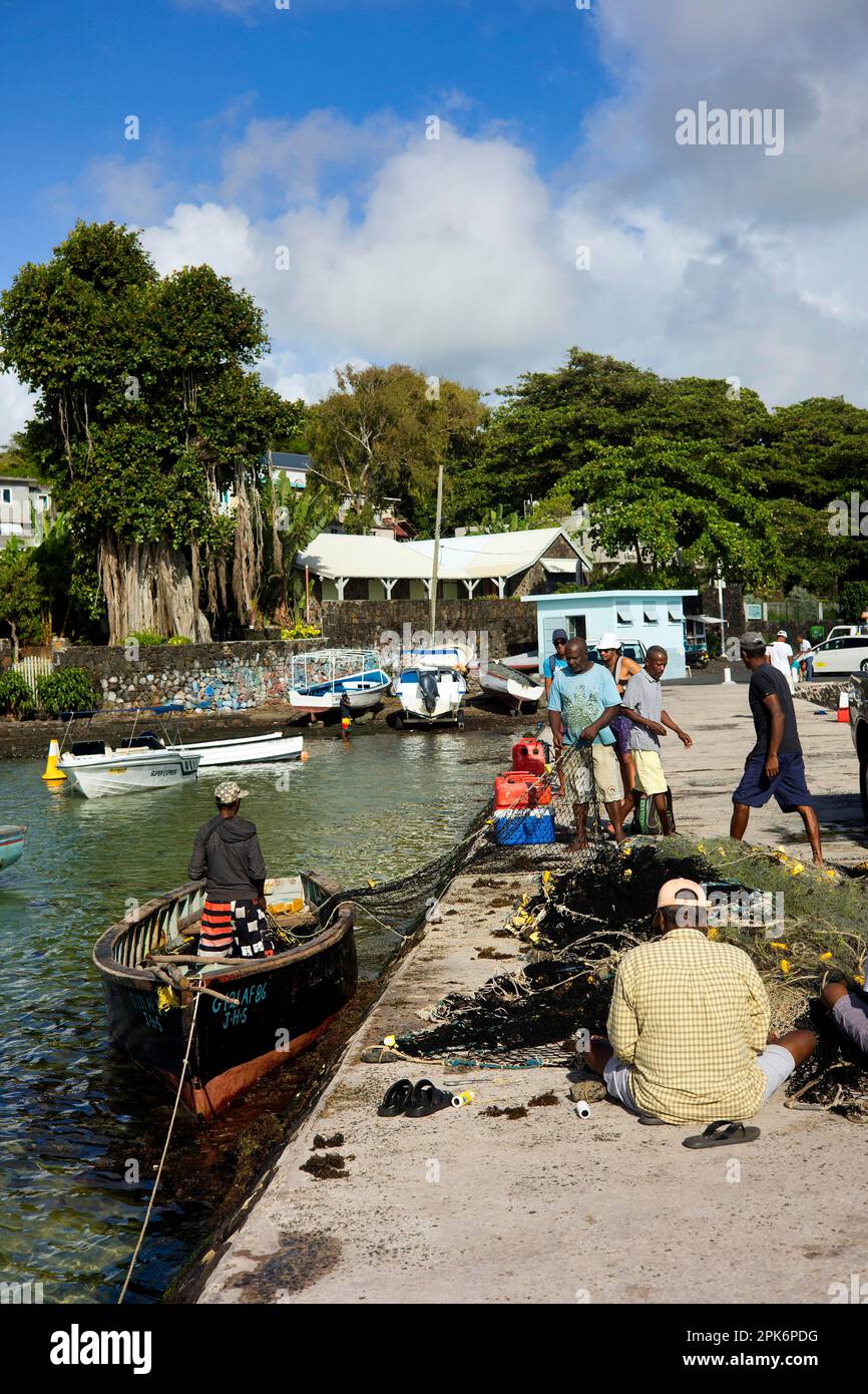 Pescatori sul muro di banchina, riparando le loro reti di nuovo dopo la loro cattura notturna, Trou dau Douce, Mauritius Foto Stock