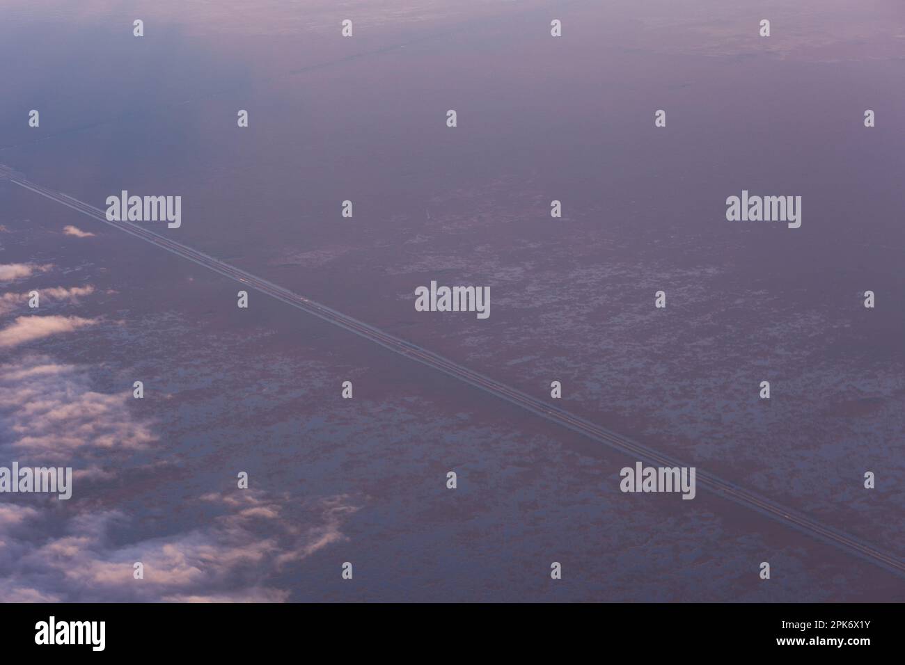 irachiryeva@gmail.com un'immagine aerea della strada nella nebbia, Miami Everglade Foto Stock