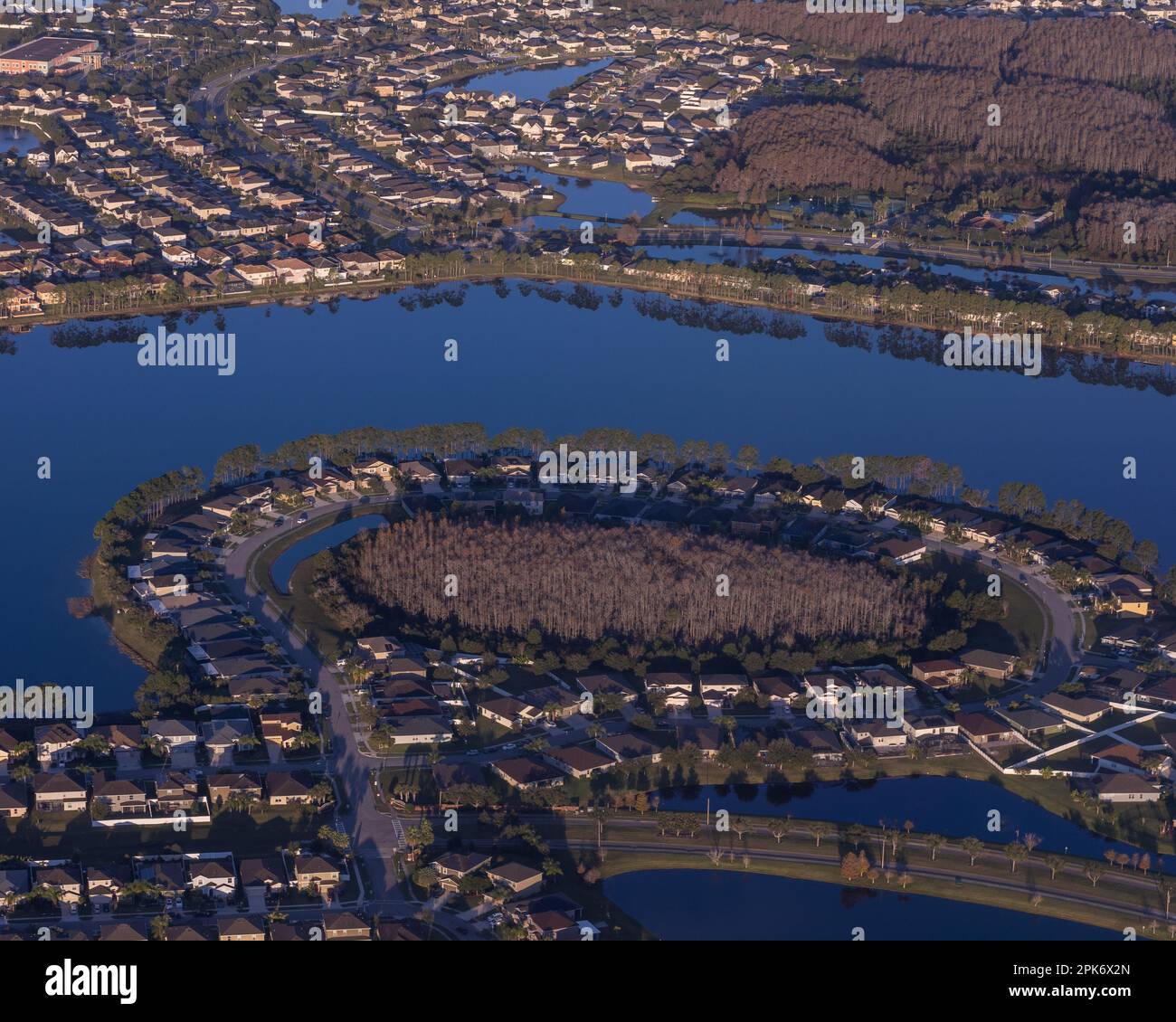 Un'immagine panoramica della città di Orlando dal cielo, area residenziale con lago, alto contrasto Foto Stock