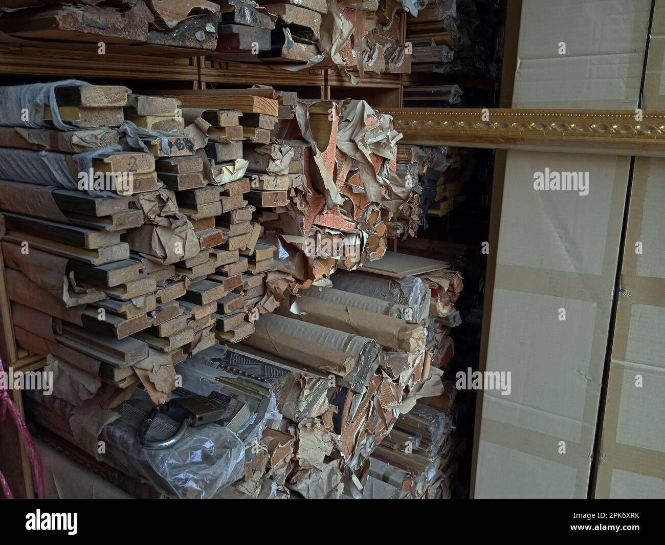 Un sacco di cornici in un magazzino Foto Stock