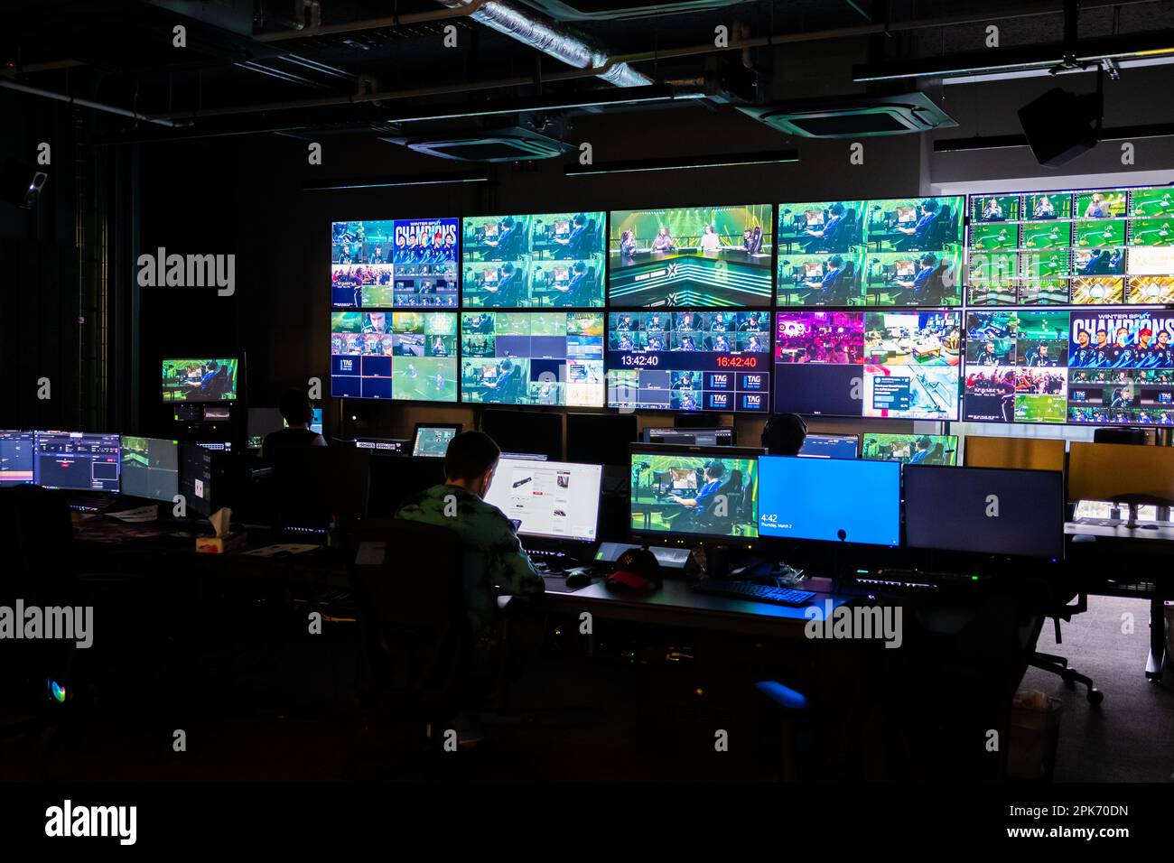 Dublino, Irlanda. 02nd Mar, 2023. Una sala di controllo in 'Project Stryker', la posizione della sala di controllo per le trasmissioni di e-sport di Riot Games. La società ha creato un negozio nella capitale irlandese a metà del 2022. Dietro la facciata poco appariscente di un night club abbandonato nel sobborgo di Spade è il fulcro delle trasmissioni e-sports dell'azienda. (A dpa da nightclub a e-sports hub) credito: Niklas Graeber/dpa/Alamy Live News Foto Stock