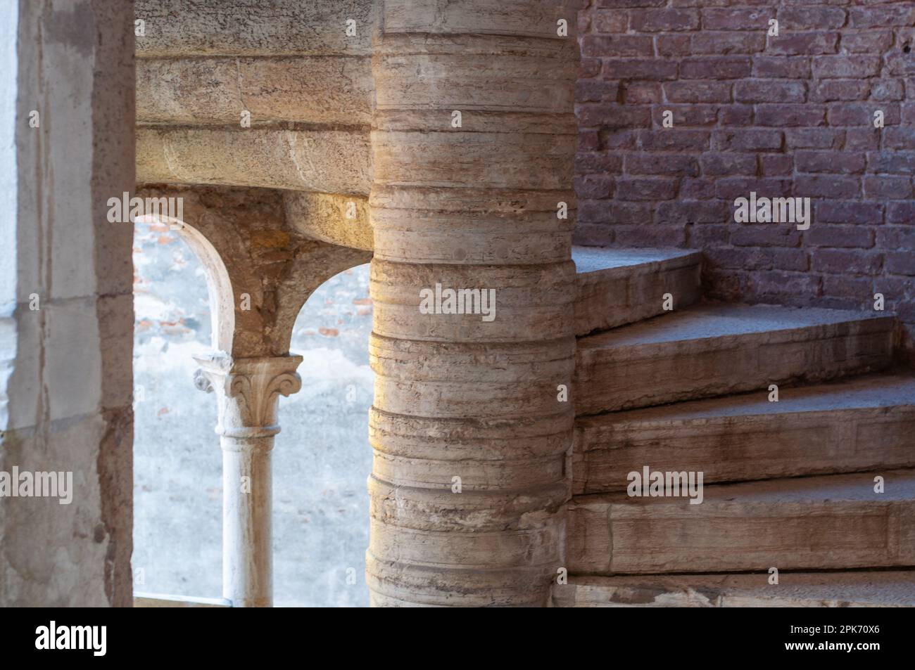 Vecchia scala a chiocciola in pietra che sale all'interno di una torre Foto Stock