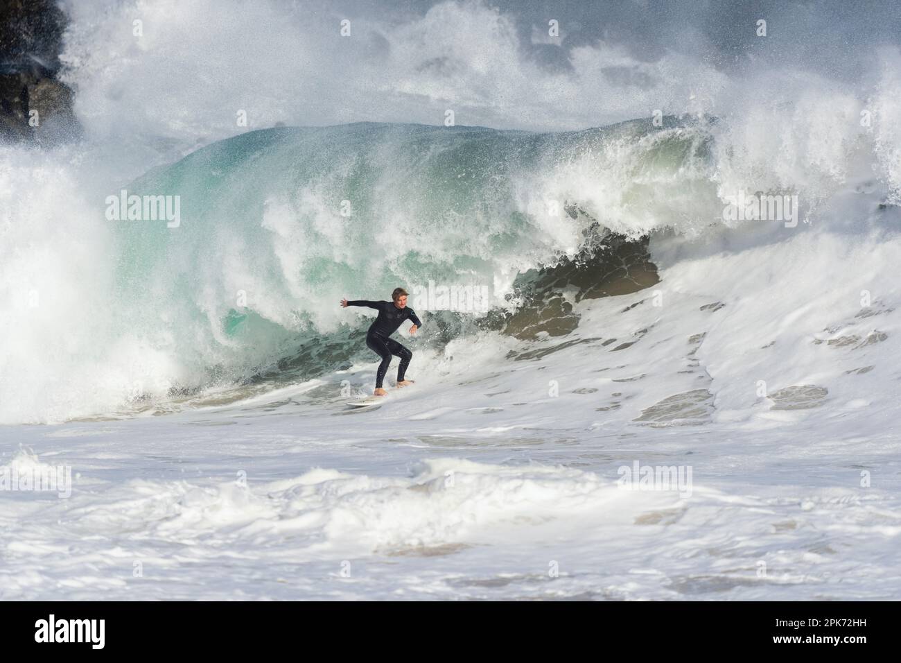 Uomo che naviga su onde grandi, Newport Beach, California, Stati Uniti Foto Stock