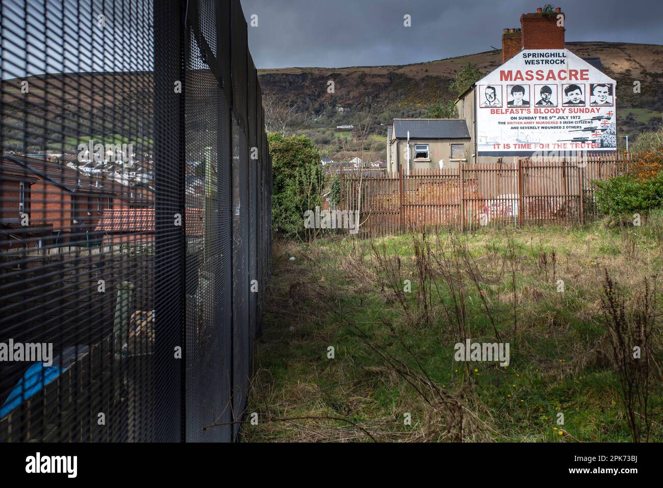 Murale a West Belfast in commemorazione del massacro di Springhill Westrock, 9th luglio 1972 belfast, contea di antrim, Irlanda del Nord, regno unito. Foto Stock